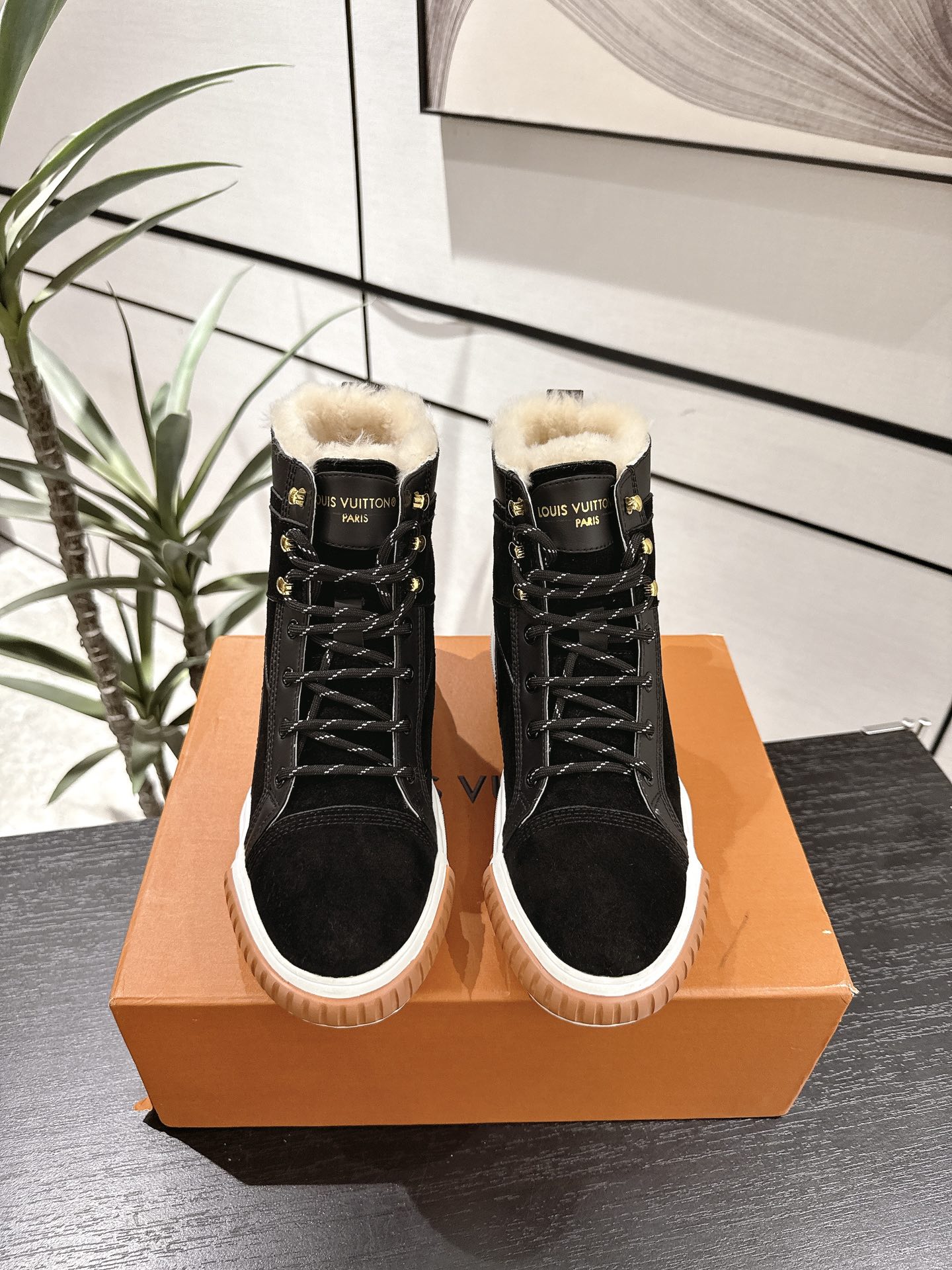 NO:461931,LVSquad purchase-grade classic couple lace-up high-top shoes ━━━━━ t ━━━━━━ Squad high-top sneakers fusion, ox fleece and wool lining, thickened tread rubber outsole to form a sharp contrast. The configuration is solid but light, and the side LV Circle and Vuitton logo indicate the brand identity. The size is 35~43, 44.45 customized, boots, louis vuitton, boots, sneakers19860909LVSquad 代购级经典情侣款系带高帮板鞋 ━━━━━ t ━━━━━ Squad 高帮运动鞋融合 牛反绒和羊毛里,加厚胎面橡胶外底形成鲜明对比.构型敦实却不失轻盈,侧面LV Circle 和 Vuitton 标识点明品牌身份.  码数35~43,44.45订做,靴子,louis vuitton,boots,sneakers,Women's Shoes