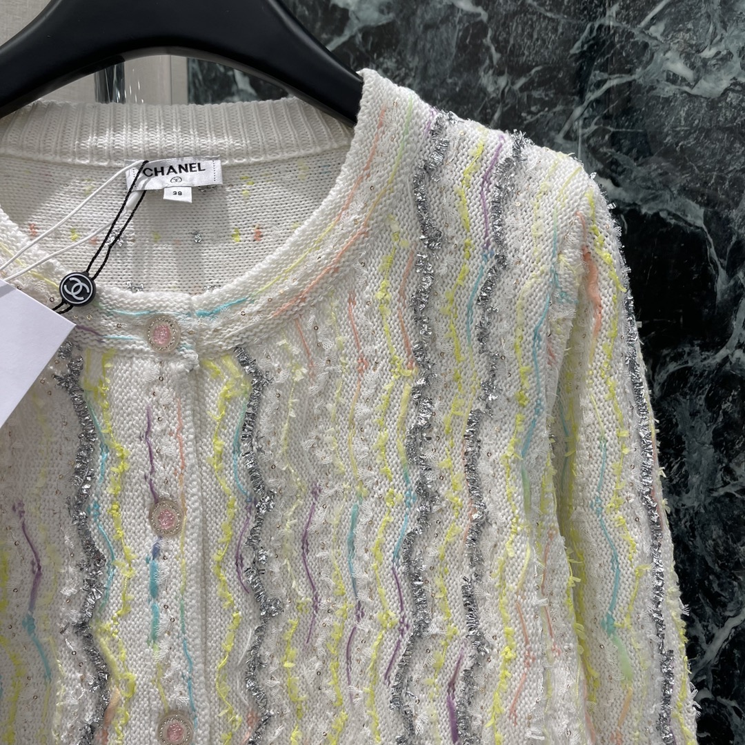 
小香25早秋新款 彩虹流苏针织开衫 小香风外套美到开挂 彩虹编织纹理➕流苏边 精致又灵动✨单穿配短裤清