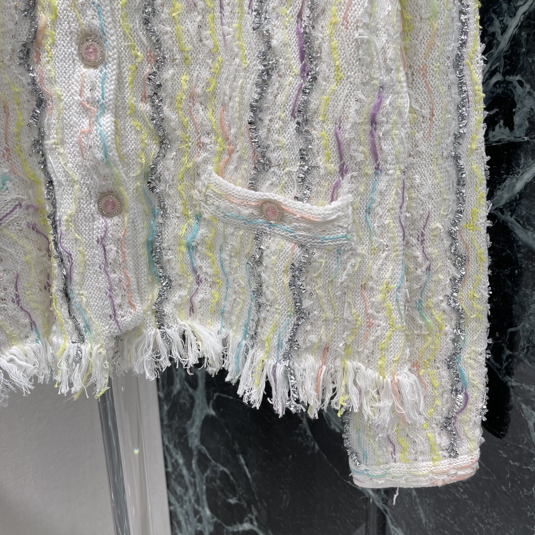 
小香25早秋新款 彩虹流苏针织开衫 小香风外套美到开挂 彩虹编织纹理➕流苏边 精致又灵动✨单穿配短裤清