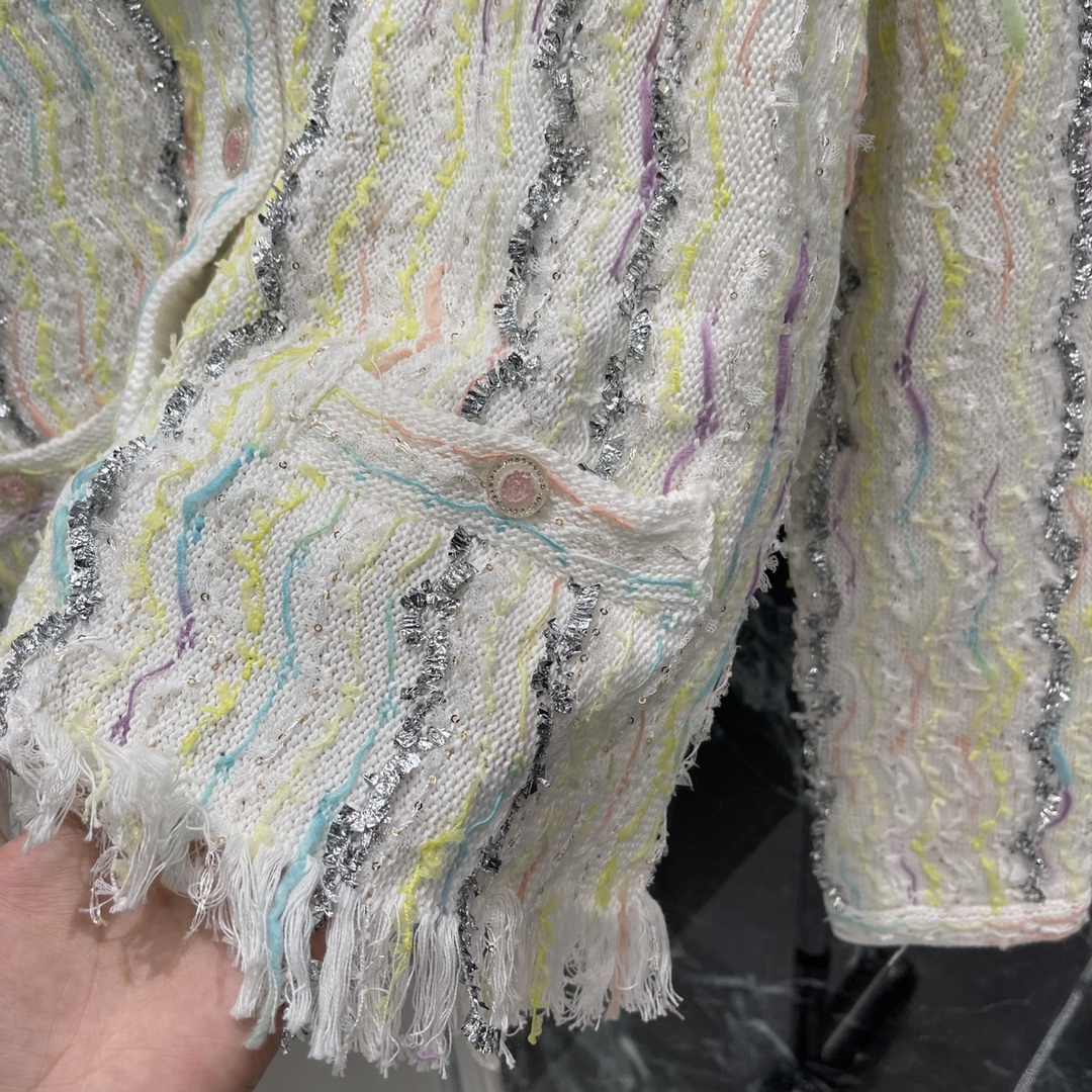 
小香25早秋新款 彩虹流苏针织开衫 小香风外套美到开挂 彩虹编织纹理➕流苏边 精致又灵动✨单穿配短裤清