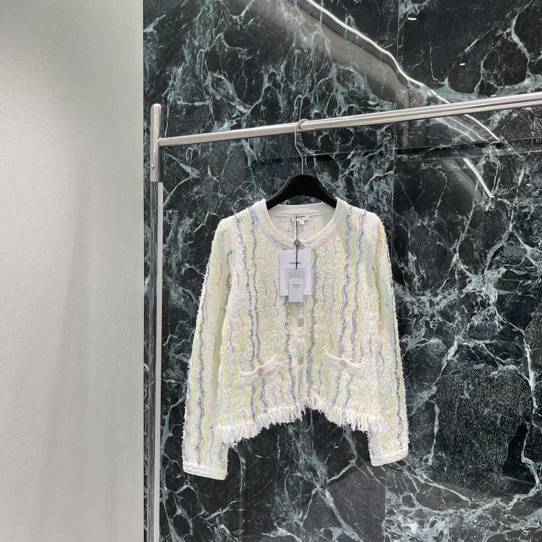 
小香25早秋新款 彩虹流苏针织开衫 小香风外套美到开挂 彩虹编织纹理➕流苏边 精致又灵动✨单穿配短裤清