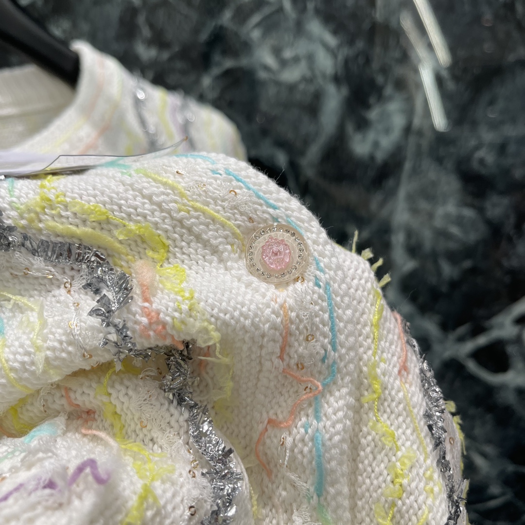 
小香25早秋新款 彩虹流苏针织开衫 小香风外套美到开挂 彩虹编织纹理➕流苏边 精致又灵动✨单穿配短裤清