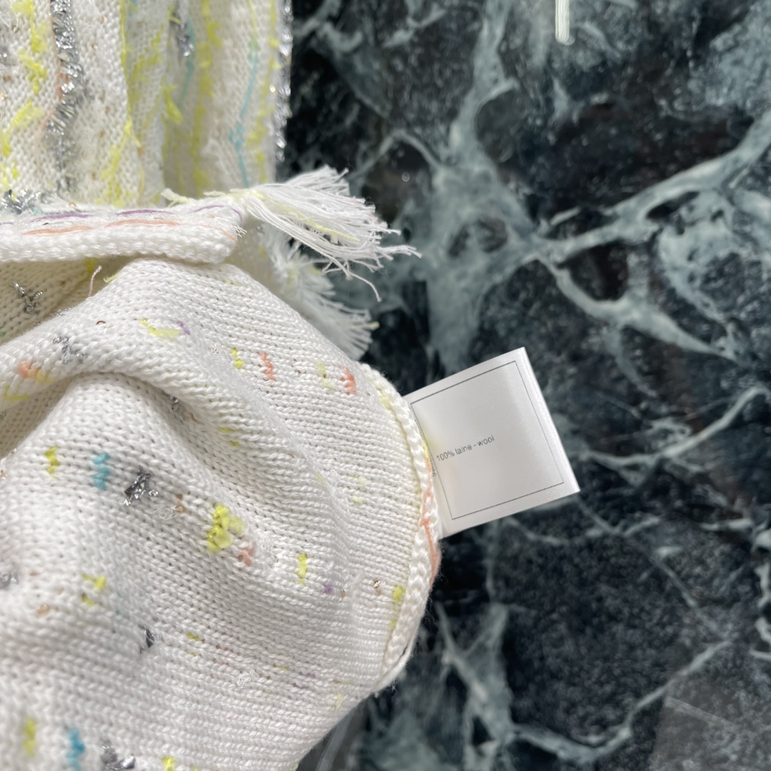 
小香25早秋新款 彩虹流苏针织开衫 小香风外套美到开挂 彩虹编织纹理➕流苏边 精致又灵动✨单穿配短裤清