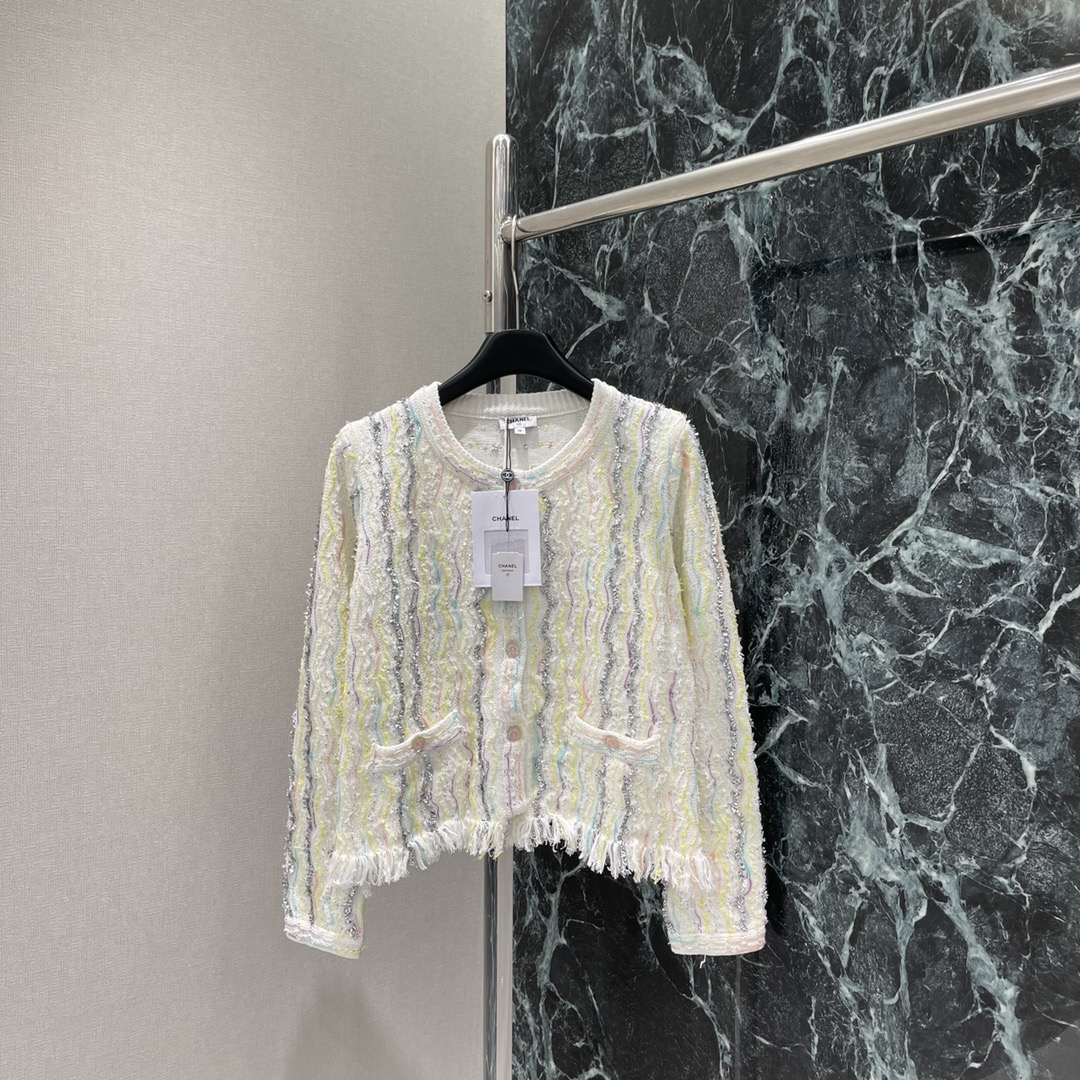 
小香25早秋新款 彩虹流苏针织开衫 小香风外套美到开挂 彩虹编织纹理➕流苏边 精致又灵动✨单穿配短裤清