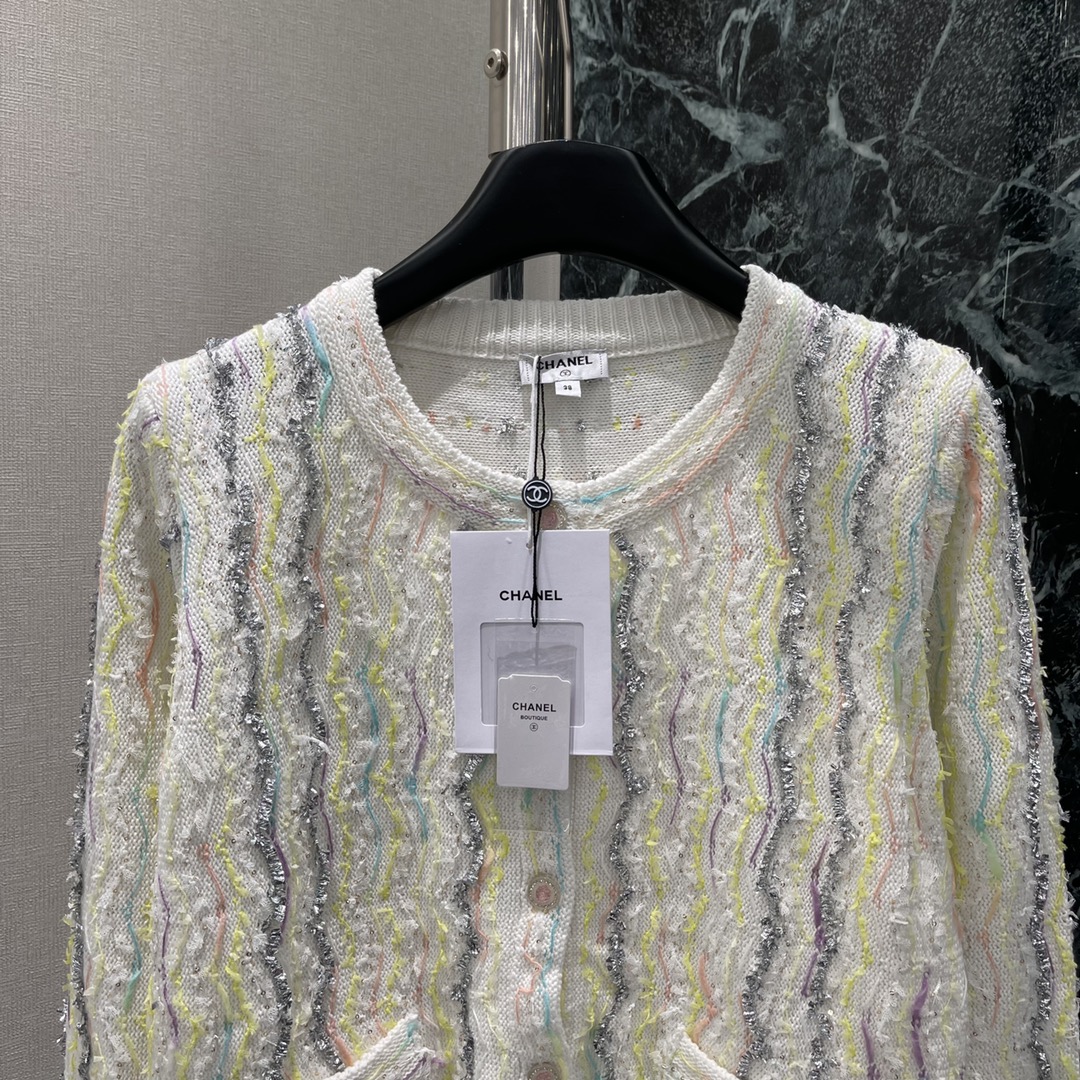 
小香25早秋新款 彩虹流苏针织开衫 小香风外套美到开挂 彩虹编织纹理➕流苏边 精致又灵动✨单穿配短裤清