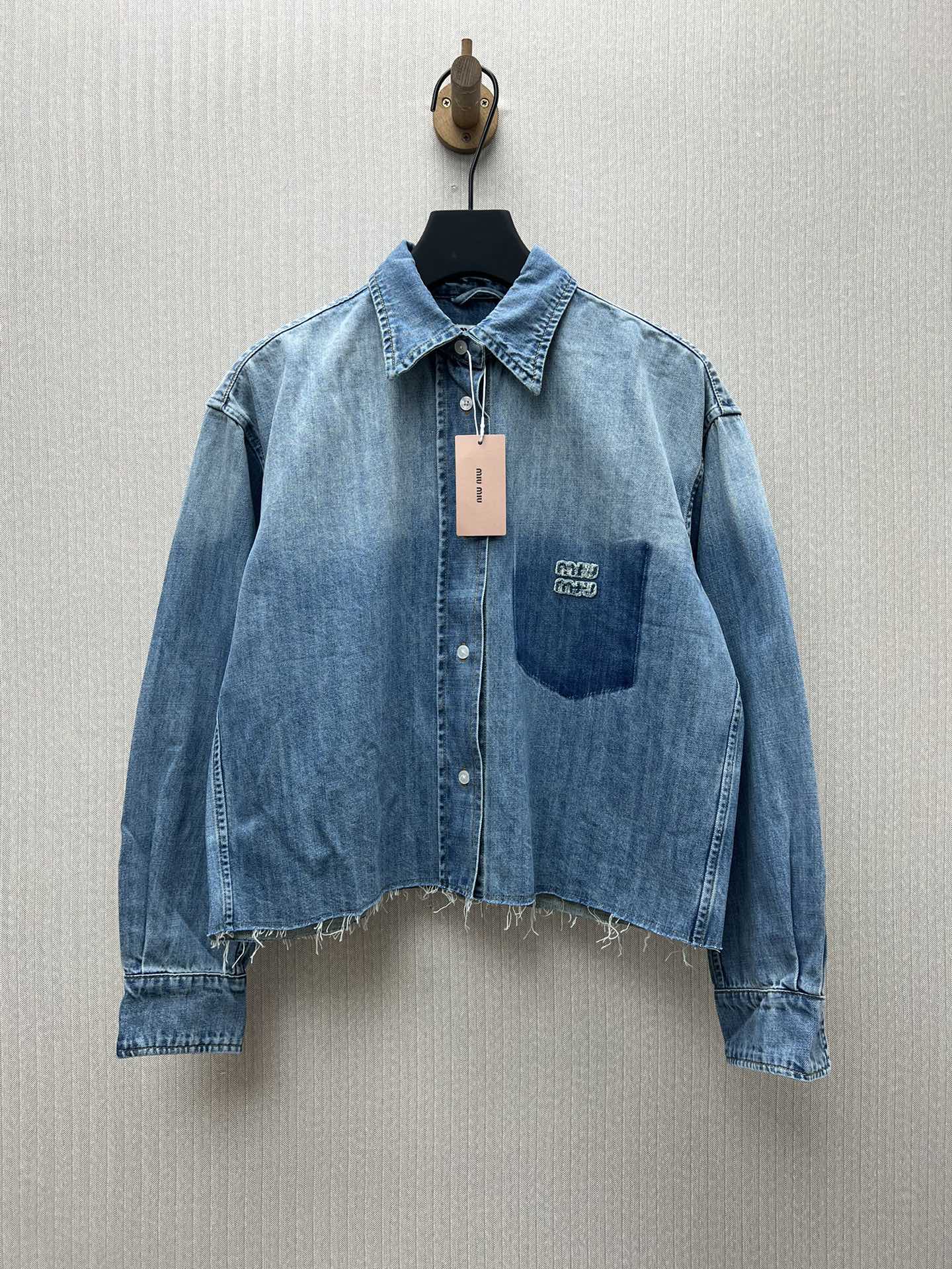 MIUMIU 25ss nuevo denim lavado icónico otorga a esta camisa una textura vintage refinada, realzando el logo y los detal…