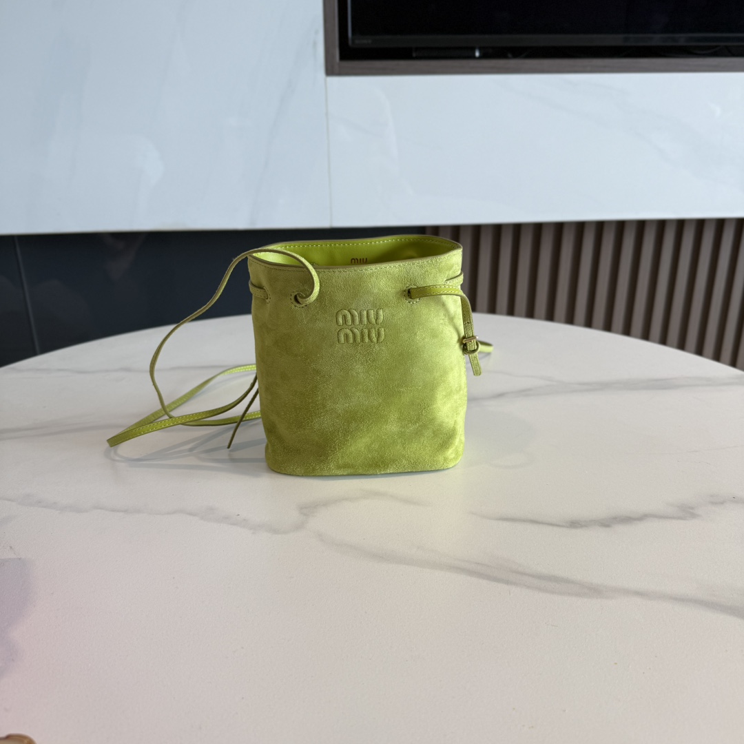 P470 bolso cubo pequeño original de miu~ es realmente adecuado para el verano, la correa se puede ajustar en ambos lado…