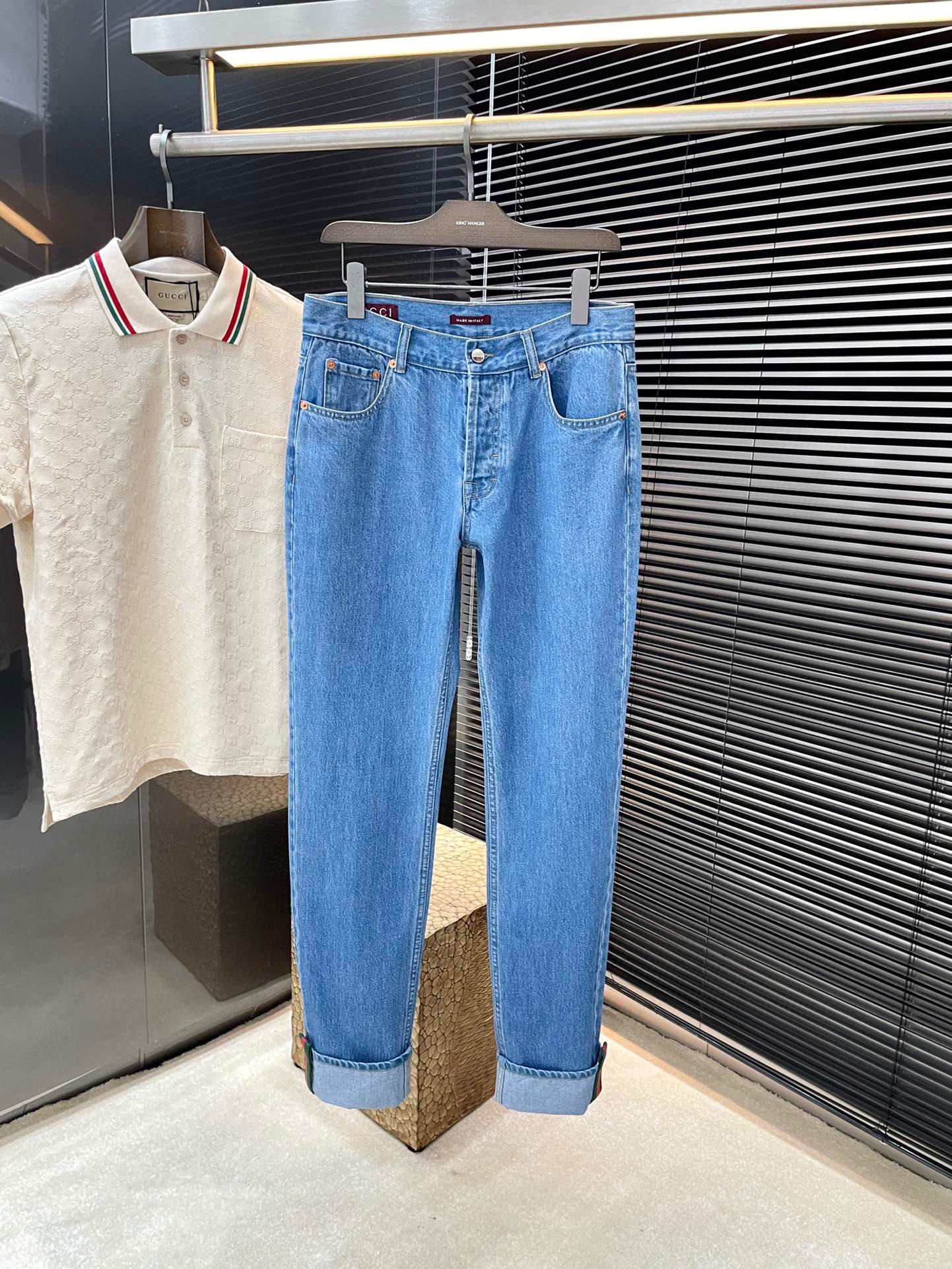 NO:509795,P Gucci's latest spring and summer 2025 tapered jeans, this is a new interpretation of the denim series, adding charm to daily styles with implicit and restrained details. This tapered trousers are selected and certified cotton denim fabric, and the trouser legs are embellished with red and green webbing lifting ring details, showing a unique charm. It is highly recommended!  Color 30 31 32 33 34 36, gucci,gucci,jeans,alexander wang19860909P  Gucci（古驰）2025年春夏最新款锥形剪裁牛仔裤,这款是丹宁系列焕新演绎服饰,以含蓄内敛的细节为日常造型平添魅力.这款锥形长裤甄选认证棉质丹宁面料匠心打造,裤脚口缀饰红绿织带提环细节,尽显别样魅力,强烈推荐！颜色 30 31 32 33 34 36,,gucci,gucci,jeans,alexander wang,Men's clothing