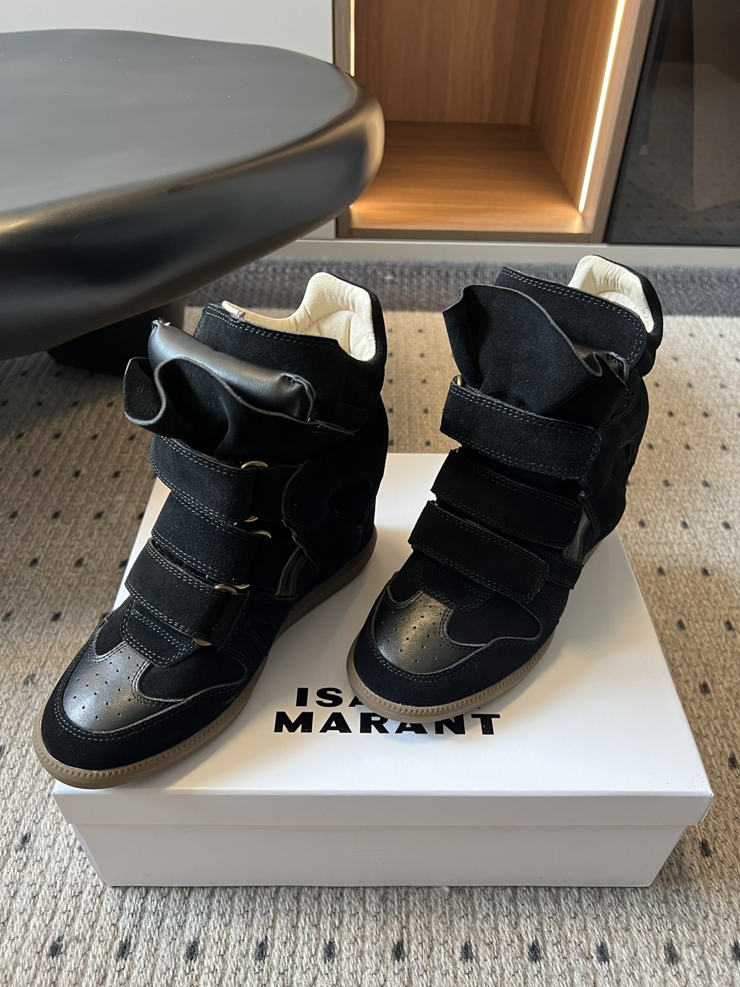 
ISABEL MARAN*  伊莎贝尔25款秋冬新款

INS网红博主热推！一双简单又不失高级的靴子.