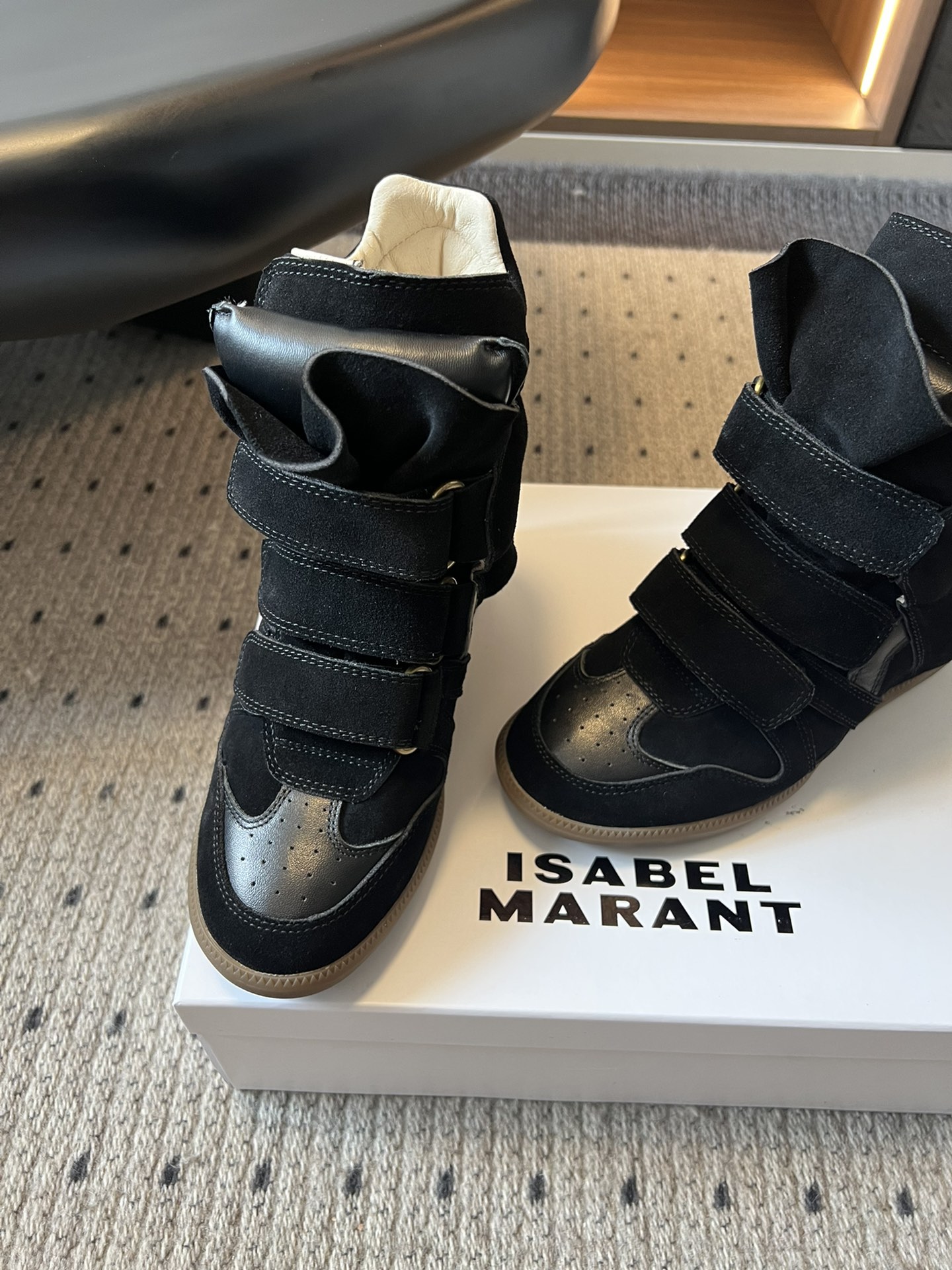 
ISABEL MARAN*  伊莎贝尔25款秋冬新款

INS网红博主热推！一双简单又不失高级的靴子.