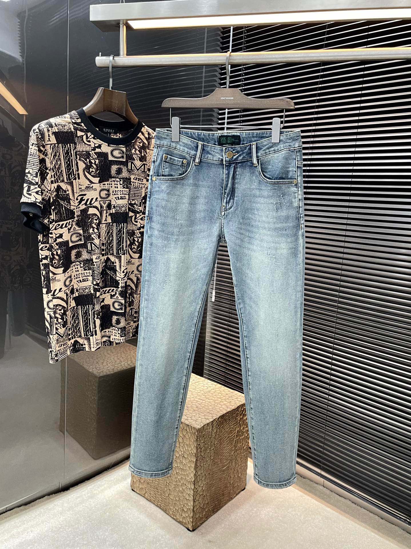 NO:509796,P Loewe (Loewe) New jeans for spring and summer 2025 imported Italian haute couture denim fabrics Fashion and casual Regular style Micro-stretch fabrics The fabric is comfortable and soft, breaking through the feel of conventional denim fabrics, not stuffy, and excellent comfort. It is free and versatile, and it does not deform for a long time. The upper body effect is excellent. The elegant and elegant tailoring, the design is constantly innovating, but it always maintains a noble and elegant style and taste. The charm of fashion. The small straight piece of the style is fashionable. The counter number is 29-38 (37),,loewe,loewe,jeans,alexander wang19860909P  Loewe（罗意威）2025春夏季新款牛仔裤 进口意大利高定牛仔面料 时尚休闲 常规版型 微弹力面料 面料舒适柔软,突破常规牛仔的面料手感,不闷热,舒适感极佳.随意百搭 久洗不变形 上身效果极佳.大方优雅的剪裁,设计不断创新却始终保持着高贵优雅的风格和品位 演绎时尚魅惑 版型小直筒 时尚佳品 专柜码数 29-38（37）,,loewe,loewe,jeans,alexander wang,Men's clothing