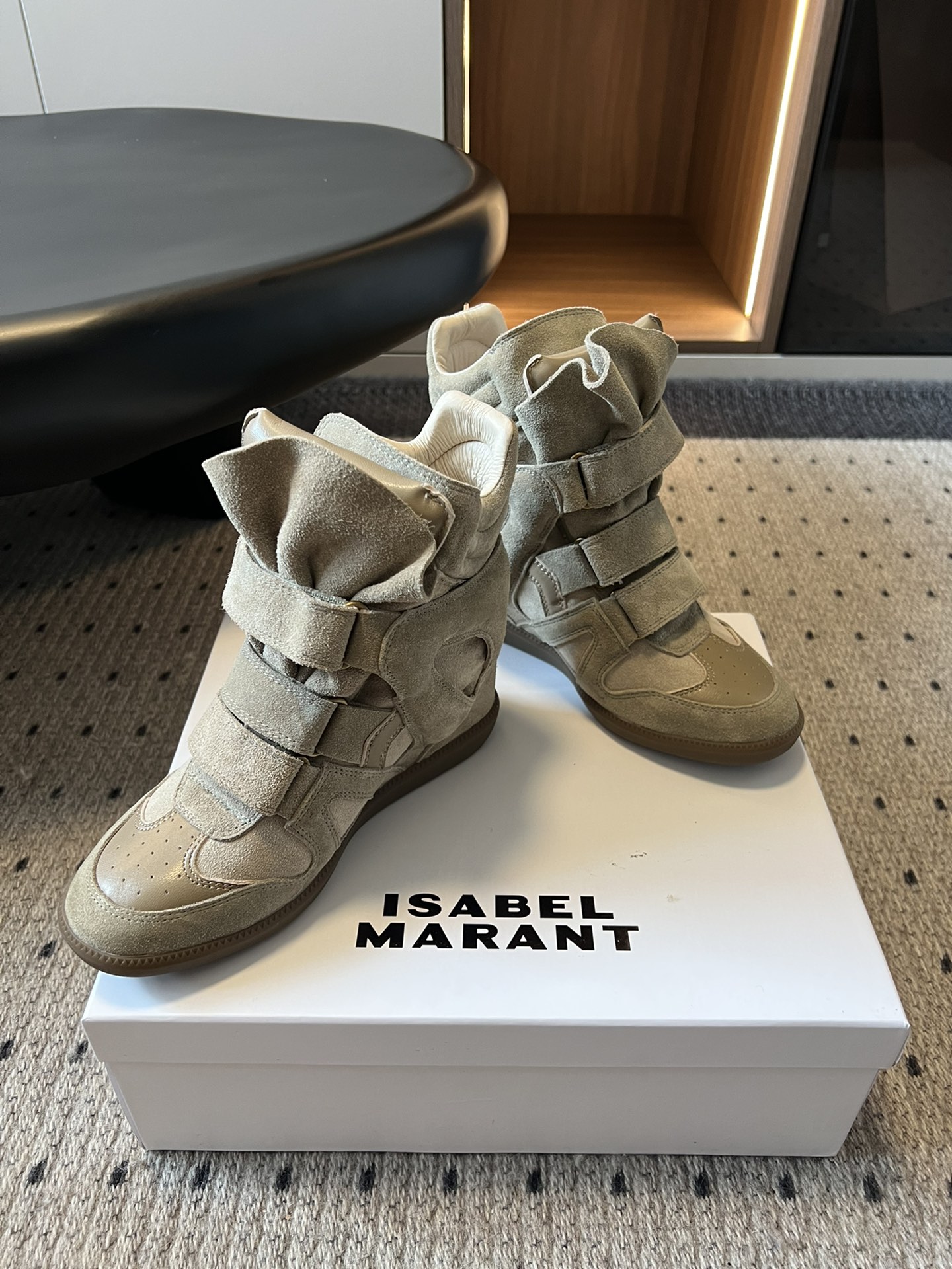 
ISABEL MARAN*  伊莎贝尔25款秋冬新款

INS网红博主热推！一双简单又不失高级的靴子.
