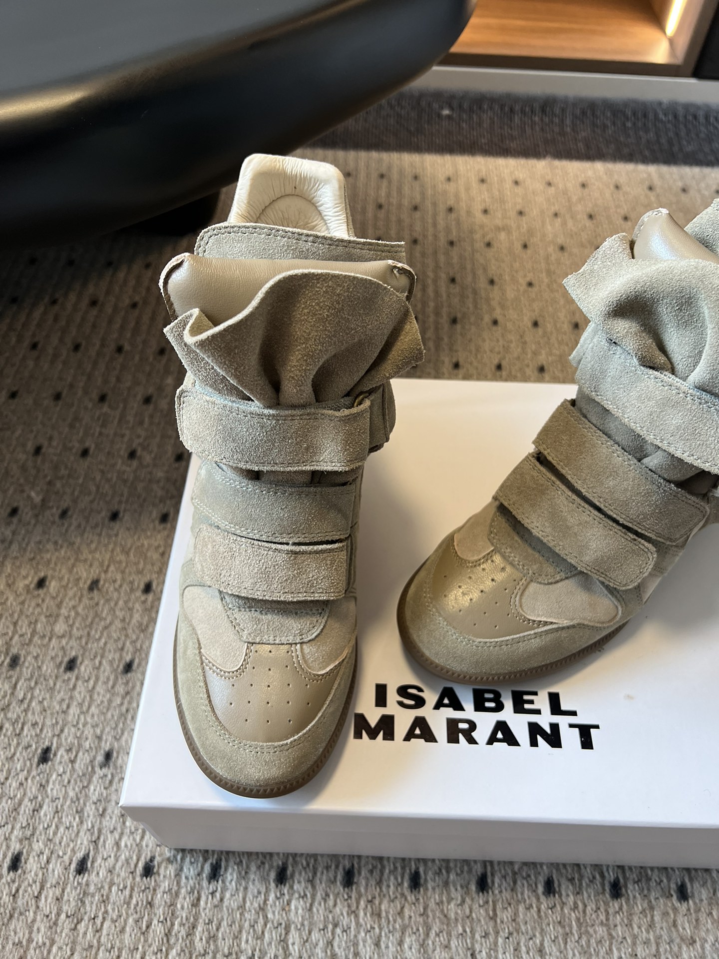 
ISABEL MARAN*  伊莎贝尔25款秋冬新款

INS网红博主热推！一双简单又不失高级的靴子.