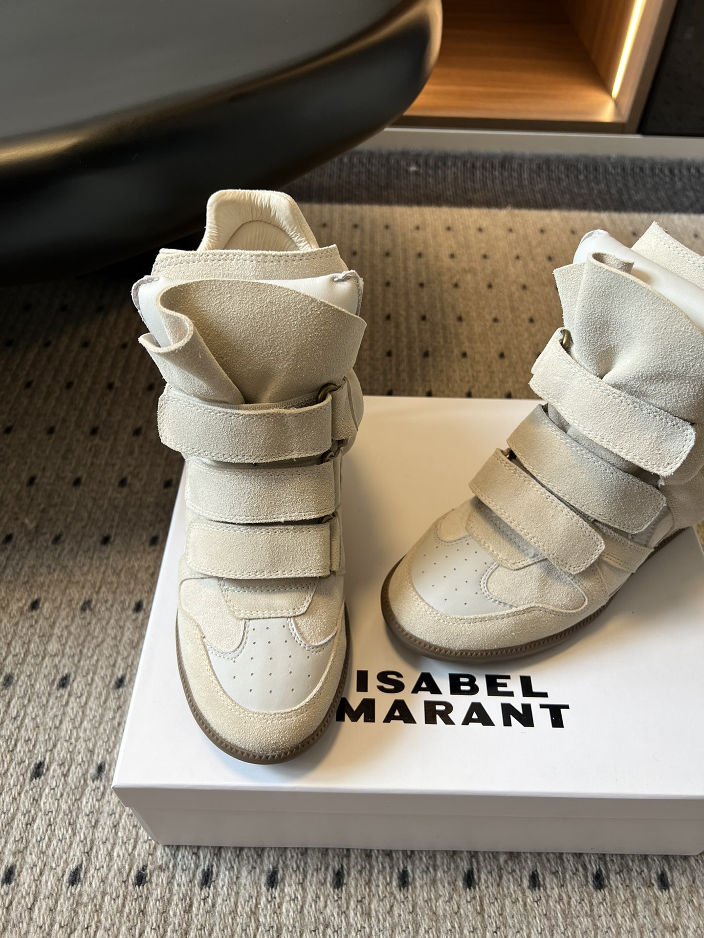 
ISABEL MARAN*  伊莎贝尔25款秋冬新款

INS网红博主热推！一双简单又不失高级的靴子.
