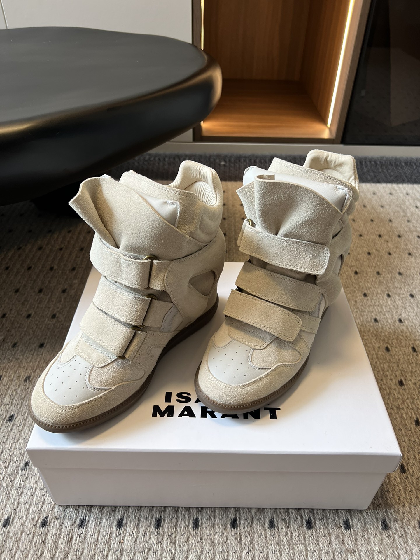 
ISABEL MARAN*  伊莎贝尔25款秋冬新款

INS网红博主热推！一双简单又不失高级的靴子.