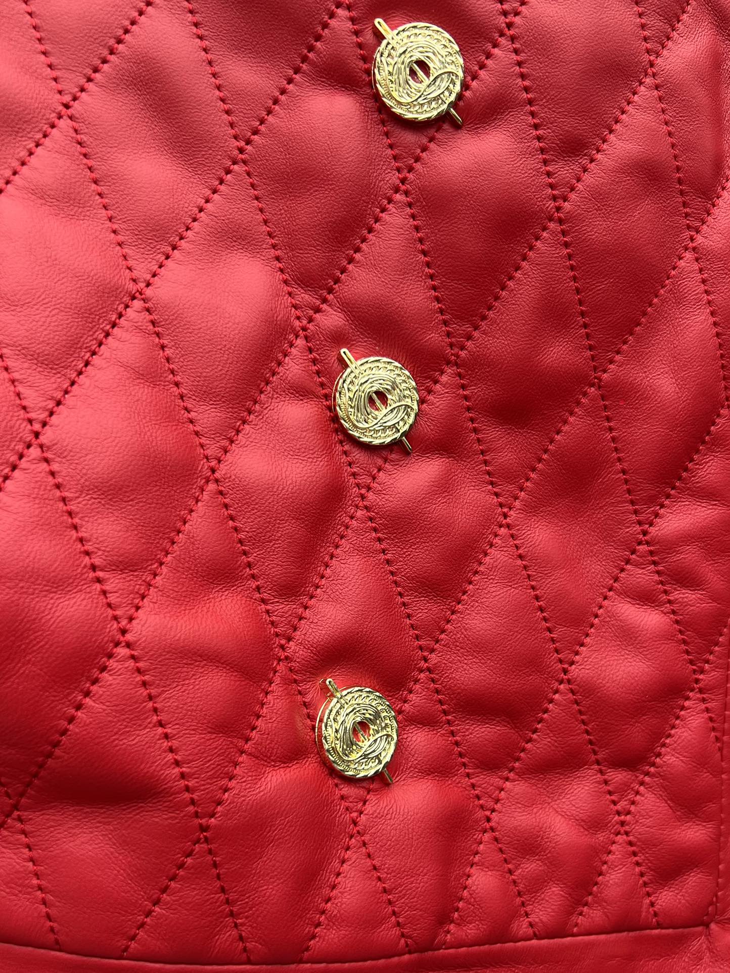 “Blamia Gold-Button Suit: Imported Lamb Skin, Classic Cut, Fashionable Design” - 图片 5