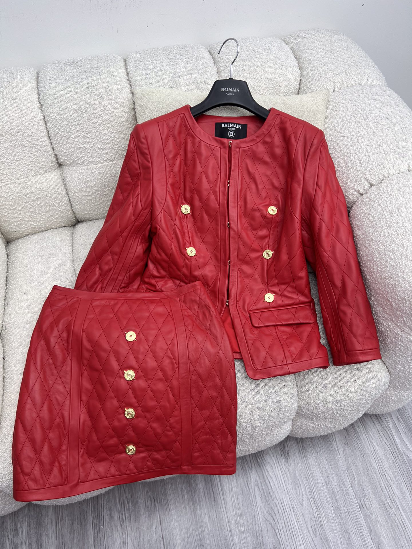 “Blamia Gold-Button Suit: Imported Lamb Skin, Classic Cut, Fashionable Design” - 图片 1