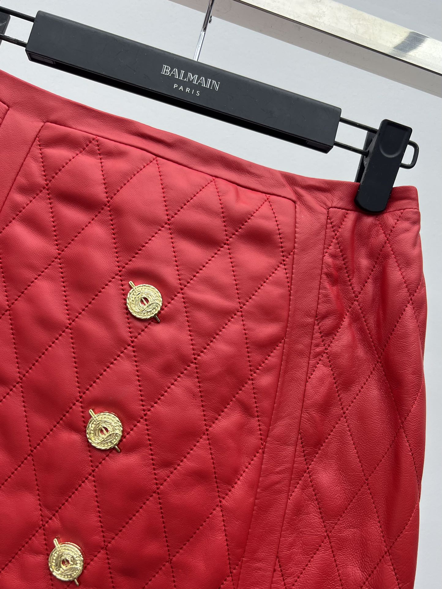 “Blamia Gold-Button Suit: Imported Lamb Skin, Classic Cut, Fashionable Design” - 图片 3