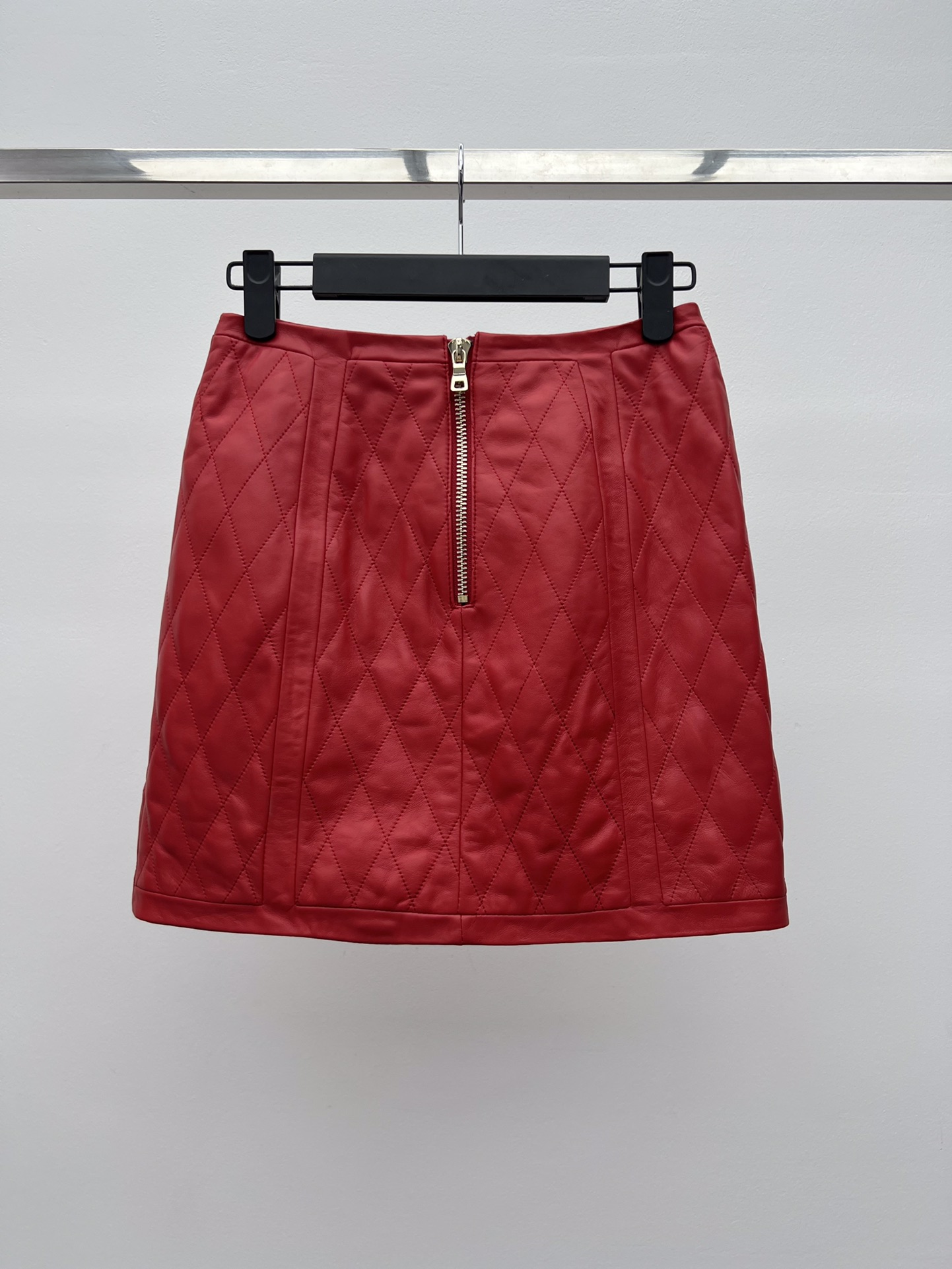 “Blamia Gold-Button Suit: Imported Lamb Skin, Classic Cut, Fashionable Design” - 图片 6