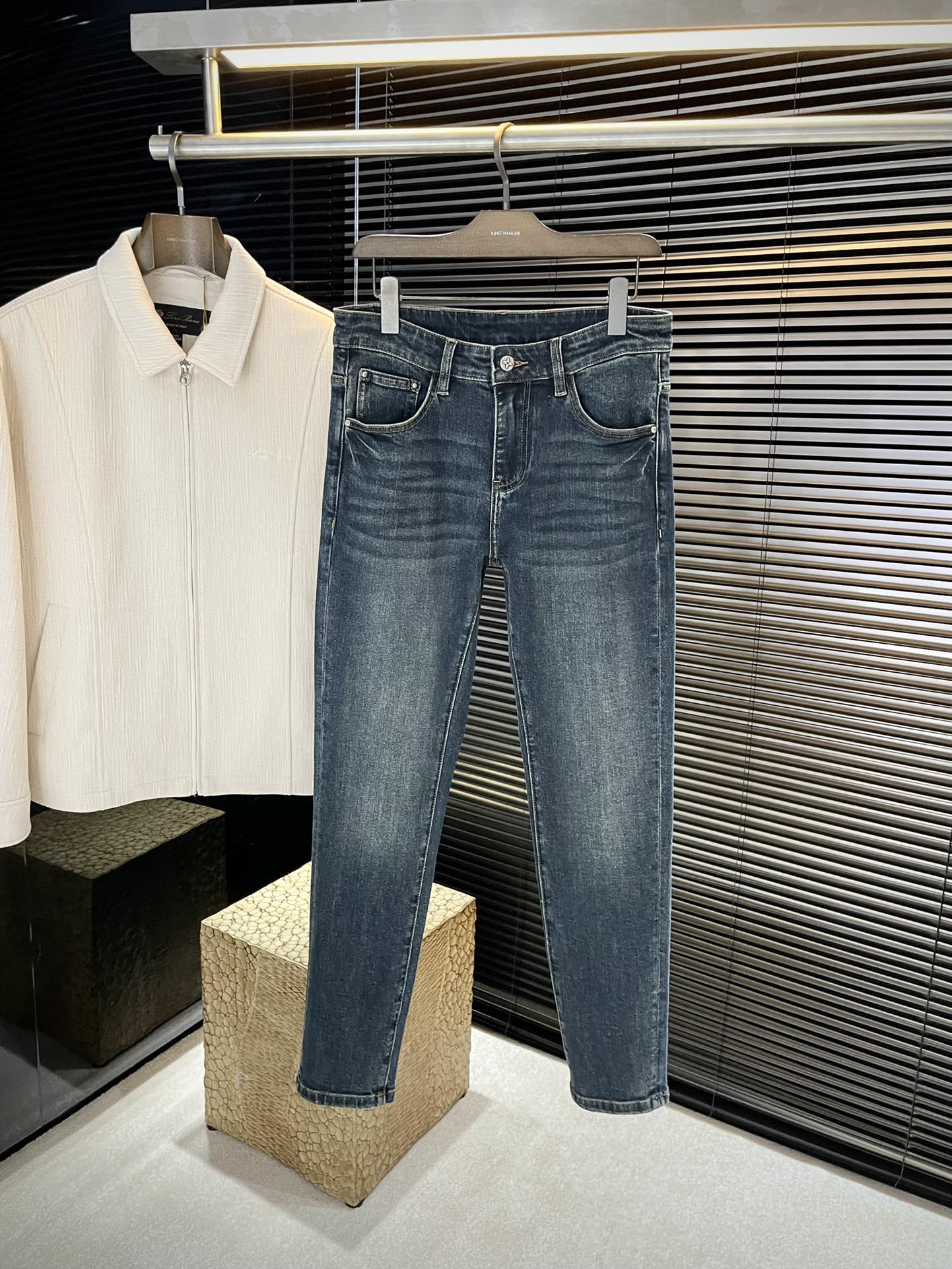 NO:509797,P LOUIS VUIT (Louis) 2025 autumn and winter new jeans imported from Italian haute couture denim fabrics Fashion and casual Regular style Micro-stretch fabrics The fabric is comfortable and soft, breaking through the feel of conventional denim fabrics, not stuffy, and excellent comfort. It is free and versatile. It is washed for a long time and does not deform. The upper body effect is excellent. The elegant and elegant tailoring is constantly innovating, but it always maintains noble and elegant style and taste. The charm of fashion. The small straight line of the style is fashionable. The counter number is 29-38 (37),,louis vuitton,louis vuitton,jeans,alexander wang19860909P  LOUIS VUIT（路易）2025秋冬新款牛仔裤 进口意大利高定牛仔面料 时尚休闲 常规版型 微弹力面料 面料舒适柔软,突破常规牛仔的面料手感,不闷热,舒适感极佳.随意百搭 久洗不变形 上身效果极佳.大方优雅的剪裁,设计不断创新却始终保持着高贵优雅的风格和品位 演绎时尚魅惑 版型小直筒 时尚佳品 专柜码数 29-38（37）,,louis vuitton,louis vuitton,jeans,alexander wang,Men's clothing