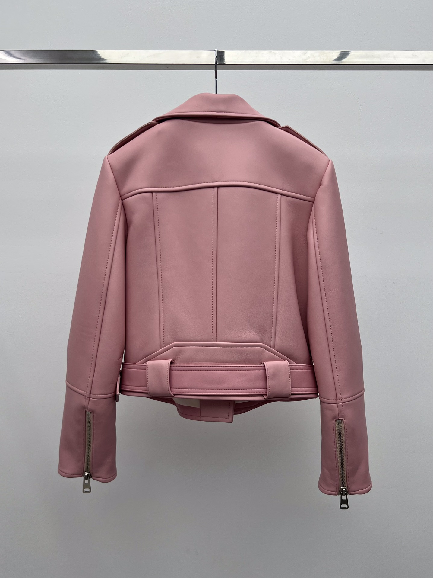 “Alexander McQueen Pink Leather Jacket with Dustproof Bags for Single-Handed Female Fashionistas” - 图片 7