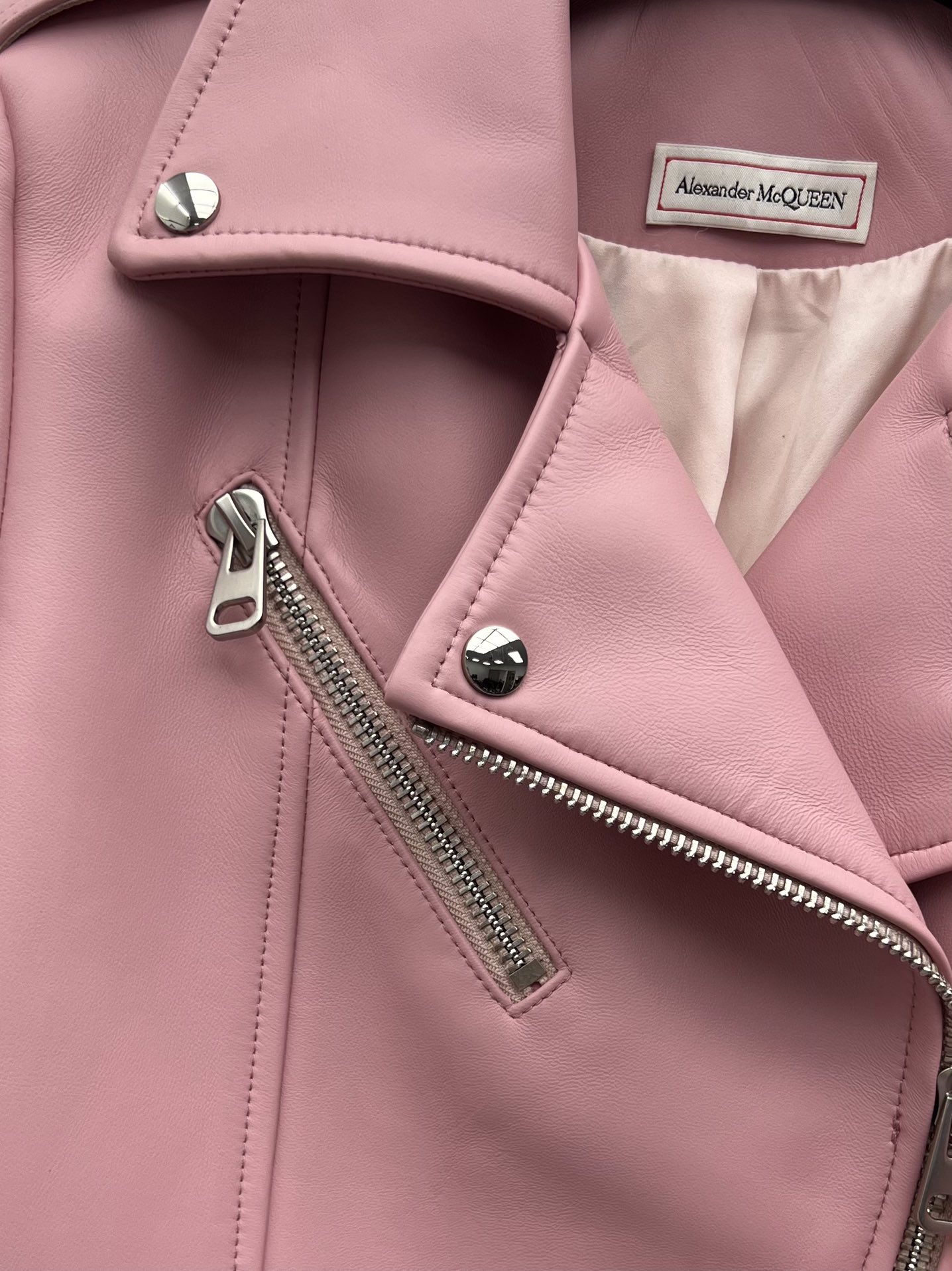 “Alexander McQueen Pink Leather Jacket with Dustproof Bags for Single-Handed Female Fashionistas” - 图片 4