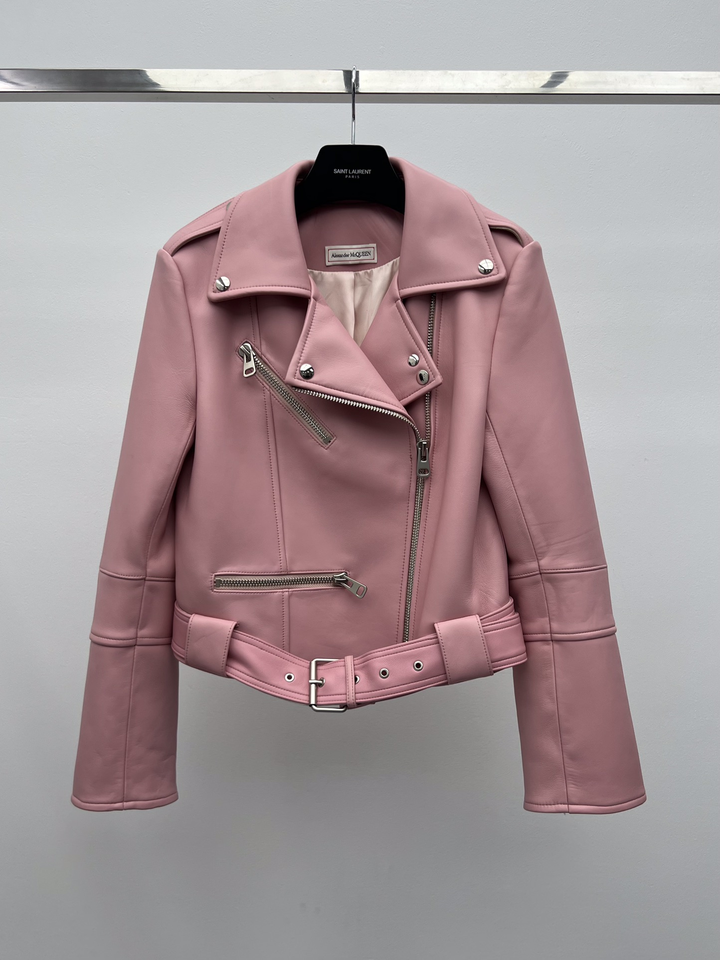 “Alexander McQueen Pink Leather Jacket with Dustproof Bags for Single-Handed Female Fashionistas” - 图片 2