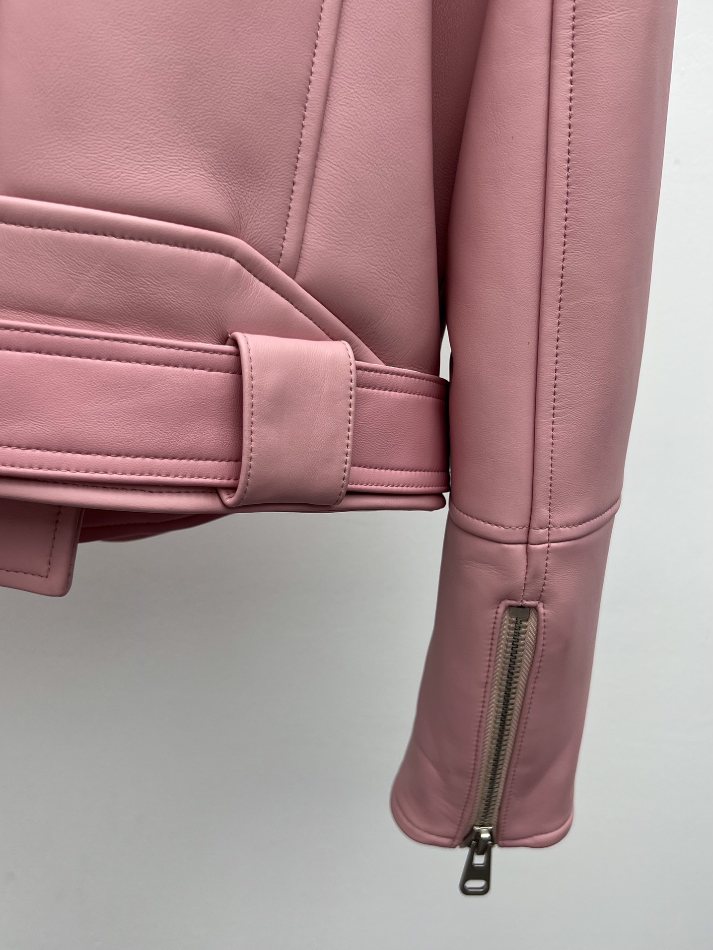 “Alexander McQueen Pink Leather Jacket with Dustproof Bags for Single-Handed Female Fashionistas” - 图片 8