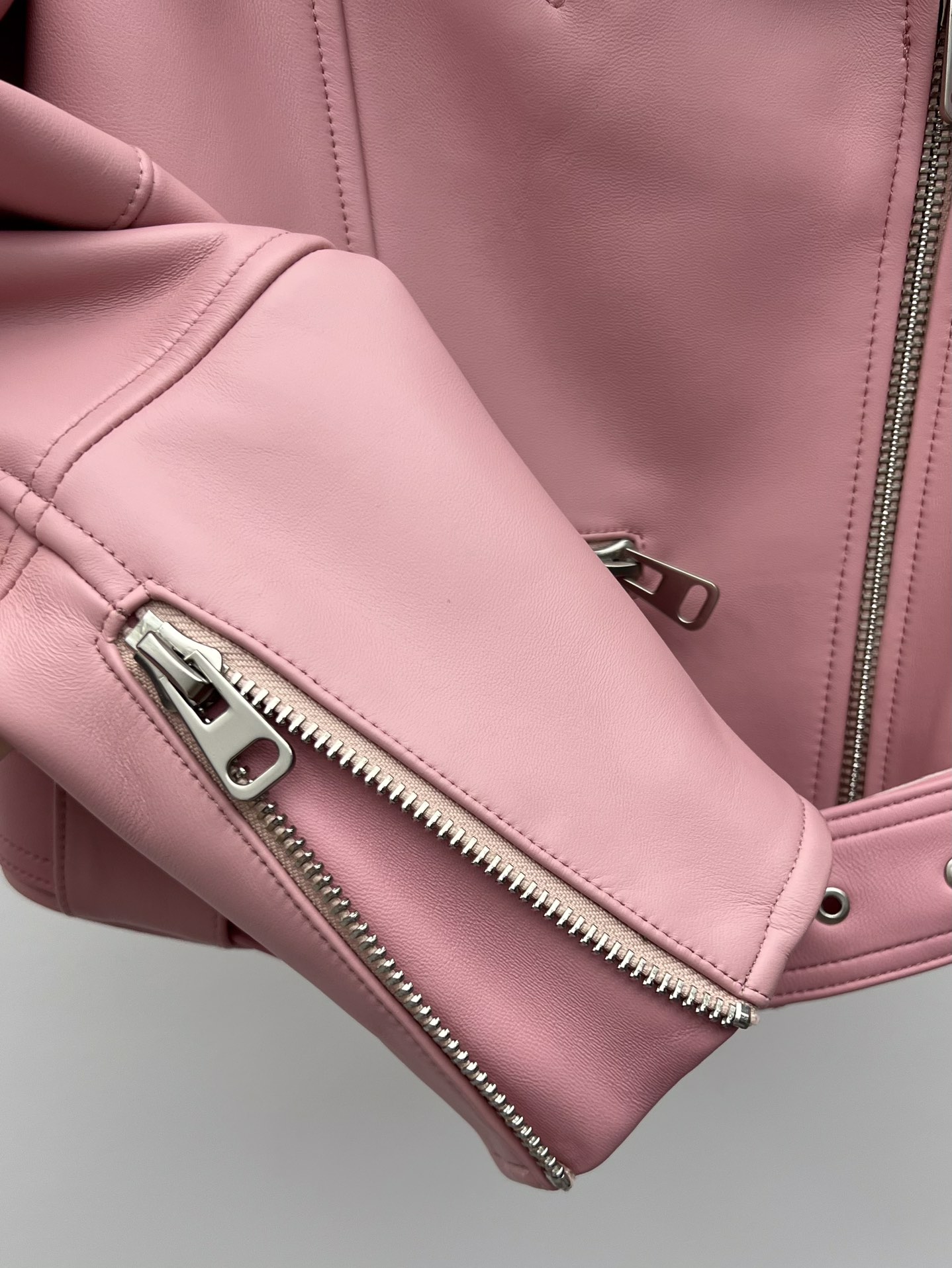 “Alexander McQueen Pink Leather Jacket with Dustproof Bags for Single-Handed Female Fashionistas” - 图片 6
