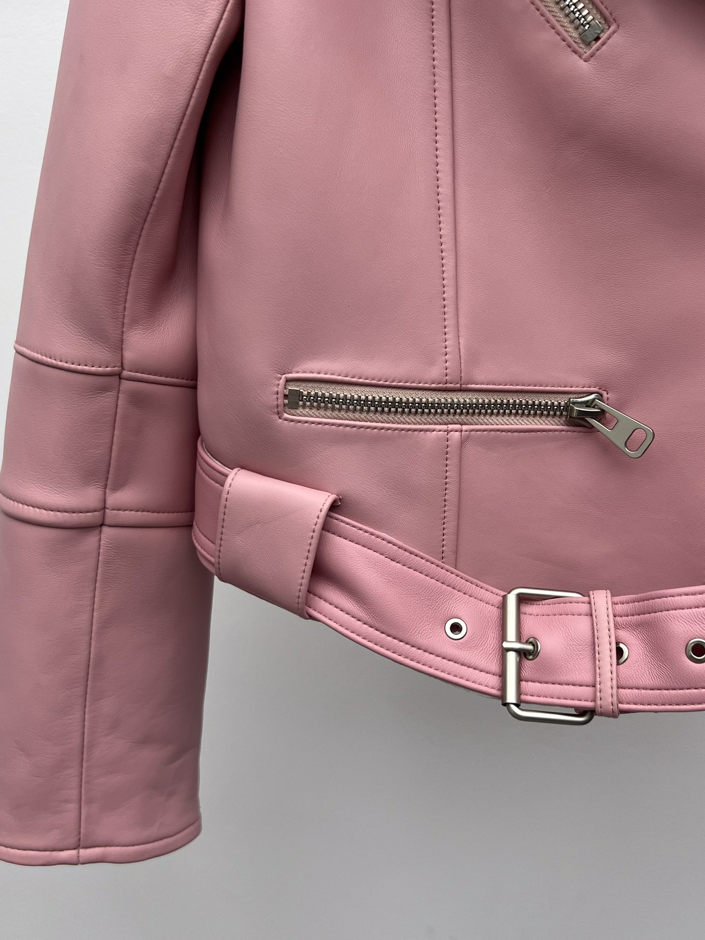 “Alexander McQueen Pink Leather Jacket with Dustproof Bags for Single-Handed Female Fashionistas” - 图片 5
