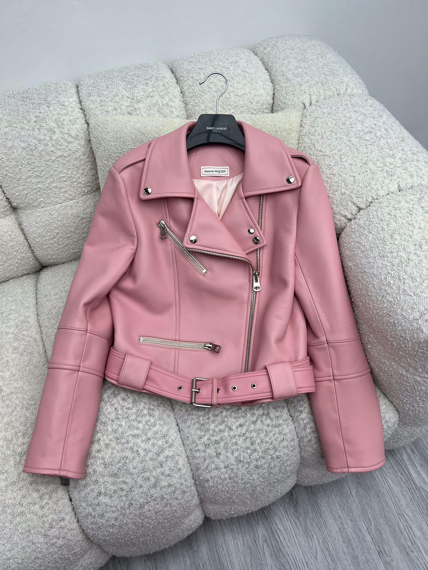 “Alexander McQueen Pink Leather Jacket with Dustproof Bags for Single-Handed Female Fashionistas” - 图片 9