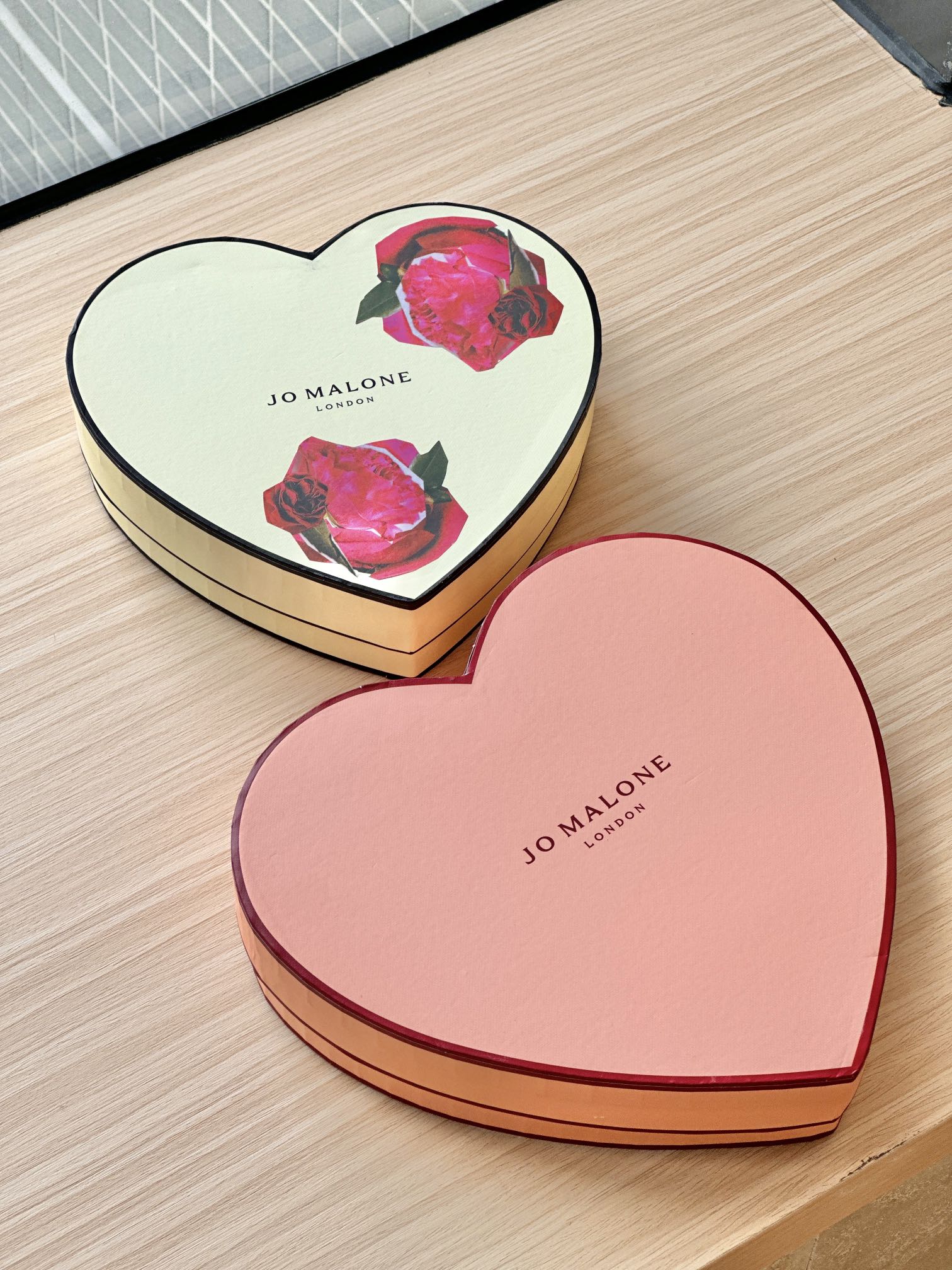 NO:810153,The Jo Malone series gift box is really worth it with your eyes closed!  The heart-shaped packaging is super exquisite, giving you a sense of gift-giving ceremony ~ Moreover, the hand cream is light in texture, moisturizing and non-sticky. The fragrance is high-end and unique ~ The perfume is a classic and delicious fragrance. The spray comes with a gentle filter ~ Come with two sets together, it is a great deal to stock up for yourself or to order with your besties!  , toiletries, perfumes19860909祖玛珑系列套礼盒真的闭眼入！ 心形包装超精致,送礼仪式感拉满～ 而且护手霜质地轻盈,滋润不粘腻 香味高级又独特～ 香水是经典好闻的调调 喷上自带温柔滤镜～ 二套一起入,自用囤货或和闺蜜拼单都超划算！,洗护用品香水,accessory