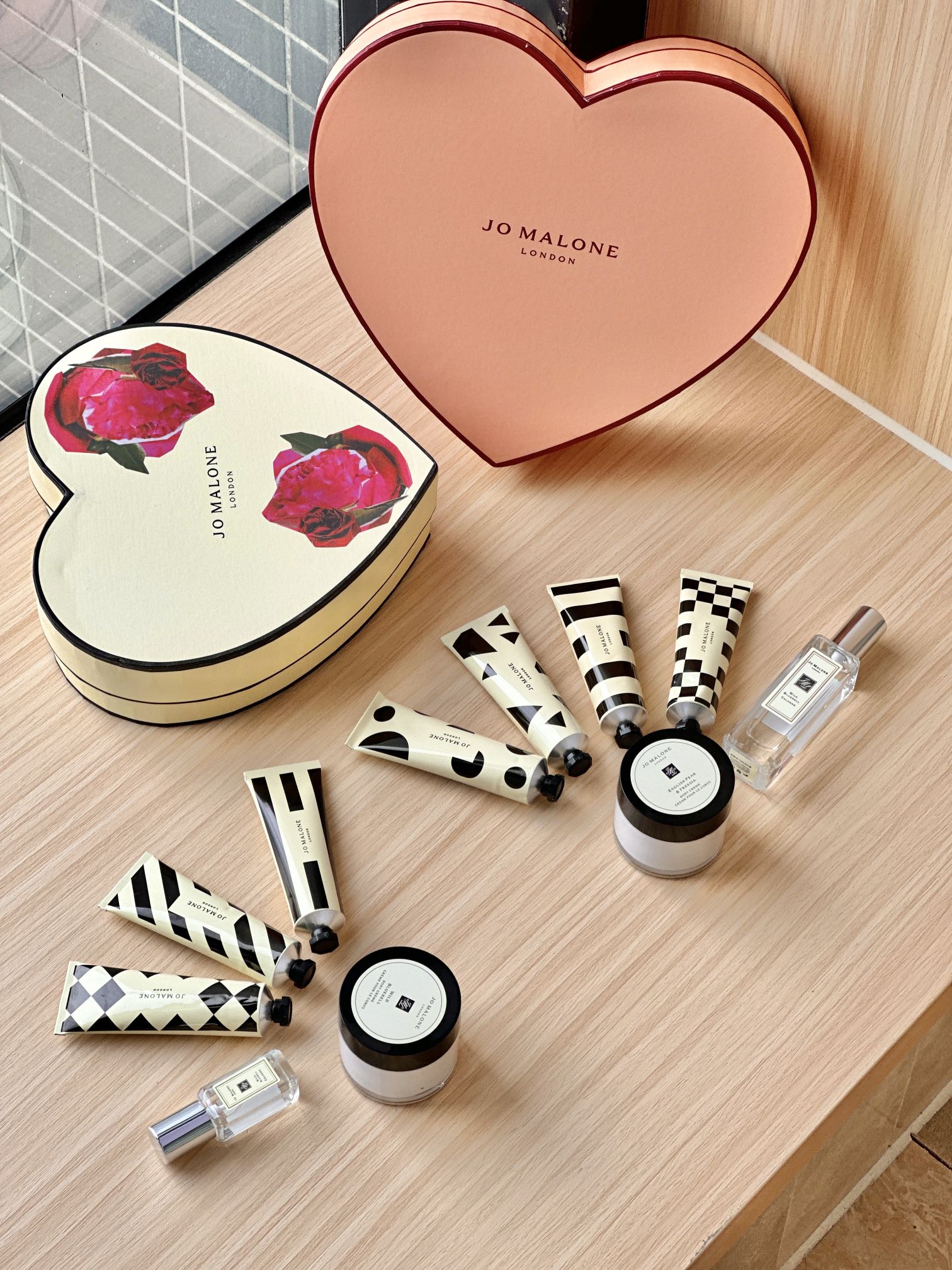 NO:810163,Jo Malone is so good at this!  The heart-shaped gift box is stunningly beautiful. It contains hand cream, perfume and other goodies. The icy texture of the hand cream is moisturizing and non-sticky, and the perfume is classic and delicious. It is perfect for personal use or as a gift to your besties~, toiletries and perfumes19860909祖玛珑这波太会了！ 心形礼盒颜值暴击,里面护手霜、香水等好物 一应俱全.冰感质地的护手霜滋润不黏腻,香水更是经典好闻,自用或者送闺蜜都超合适～,洗护用品香水,accessory