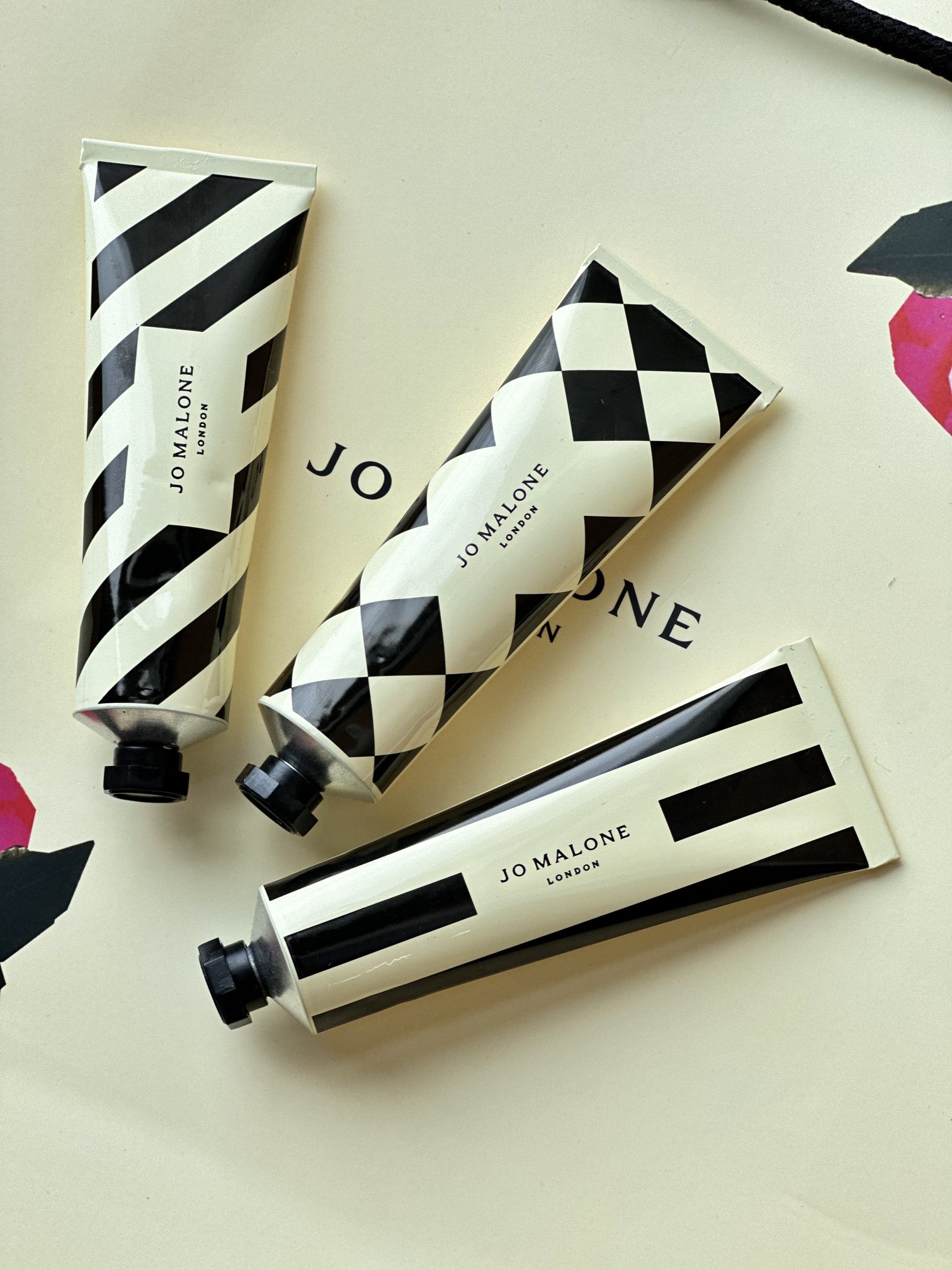NO:810180,This is a good thing to enhance your sense of well-being. The fragrant smell heals everything. This new model is less sticky and easier to absorb on your hands~ It is very suitable for those who want to give some practical gifts with quality!  , toiletries, perfumes19860909这种就是提升幸福感好物 香香的味道治愈一切 这个新款少了点黏腻 上手更好吸收了～ 就是非常合适想送点 有质感的实用礼物的人！,洗护用品香水,accessory