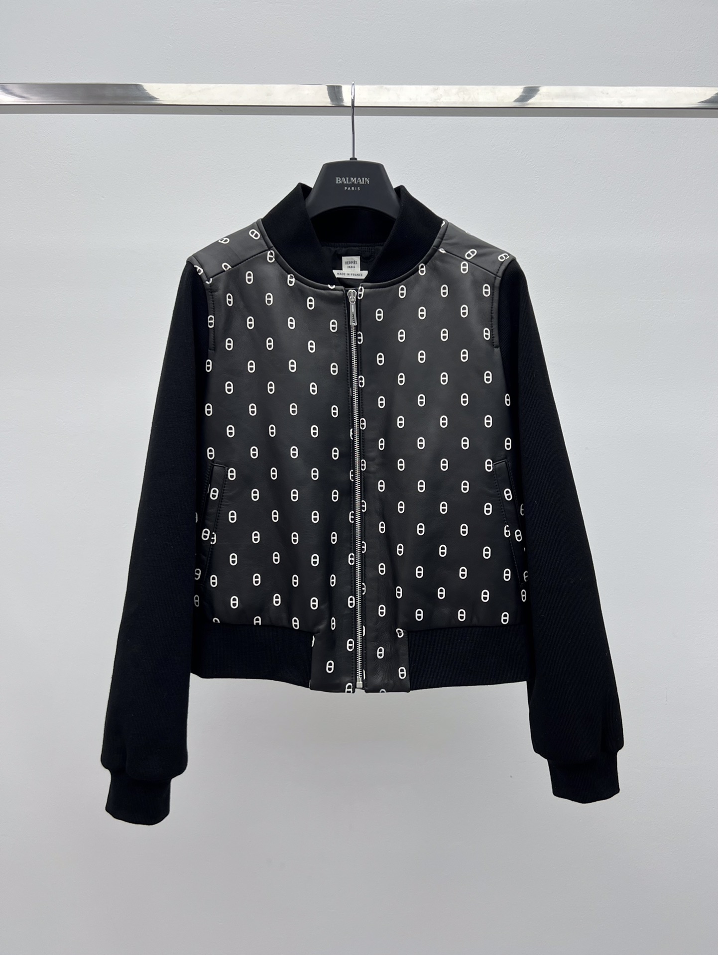 “Herme Single-Rate Female Suit with Pig’s Nose Tweezers: Luxury Lamb Skin Baseball Jacket” - 图片 1