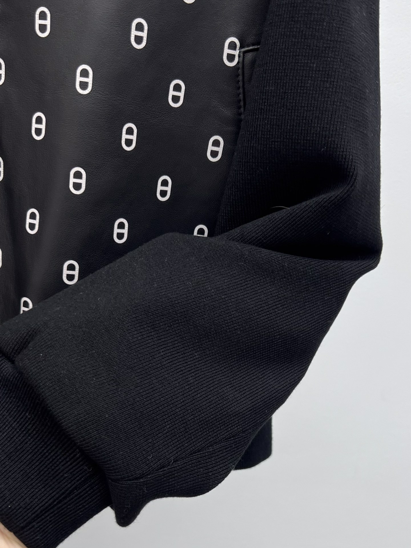 “Herme Single-Rate Female Suit with Pig’s Nose Tweezers: Luxury Lamb Skin Baseball Jacket” - 图片 4