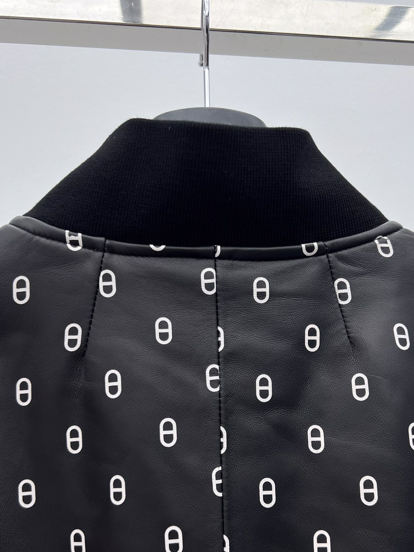 “Herme Single-Rate Female Suit with Pig’s Nose Tweezers: Luxury Lamb Skin Baseball Jacket” - 图片 7