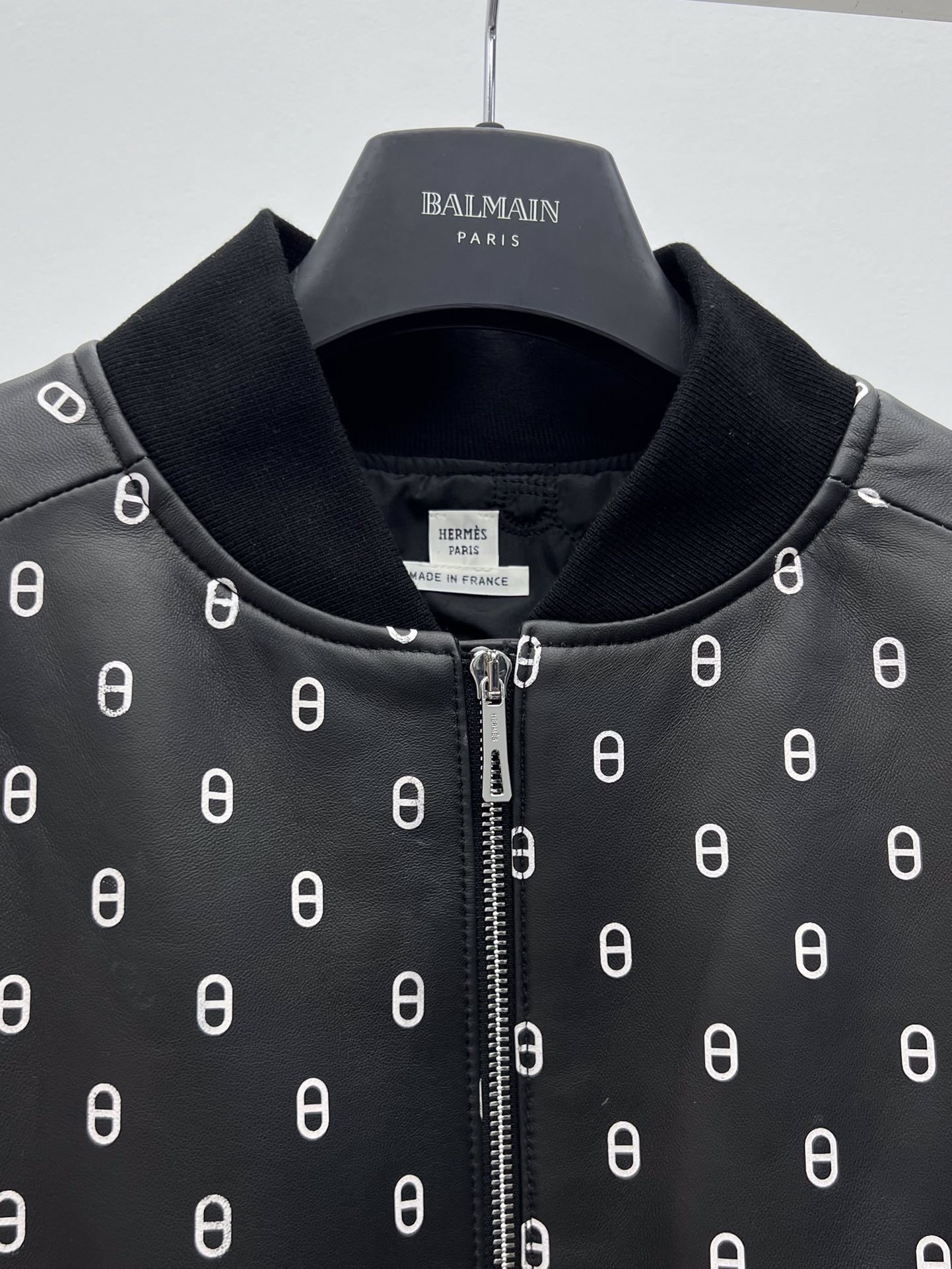 “Herme Single-Rate Female Suit with Pig’s Nose Tweezers: Luxury Lamb Skin Baseball Jacket” - 图片 2