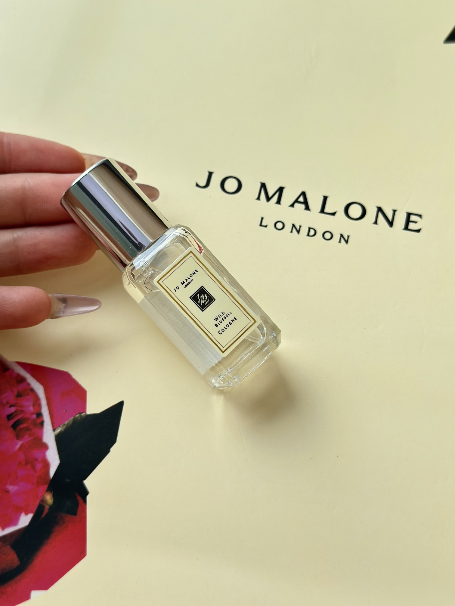 NO:810177,It may be the exclusive perfume for summer. When it comes to summer, the bottle of perfume I use the most. Jo Malone Blue Wind Chime must have a name. As a bluebell perfume, it smells so fragrant. It contains the aroma of a variety of fresh green plants. I can't resist it. It is a toiletries perfume.19860909夏天专属的香水可能就是它啦 提到夏天我用的最多的一瓶香水 祖玛珑蓝风铃必须要有名字 作为风铃草香水 它滴味道真的太太太香了 含有多种新鲜的绿色植物的香气 让我拒绝不了一点,洗护用品香水,accessory