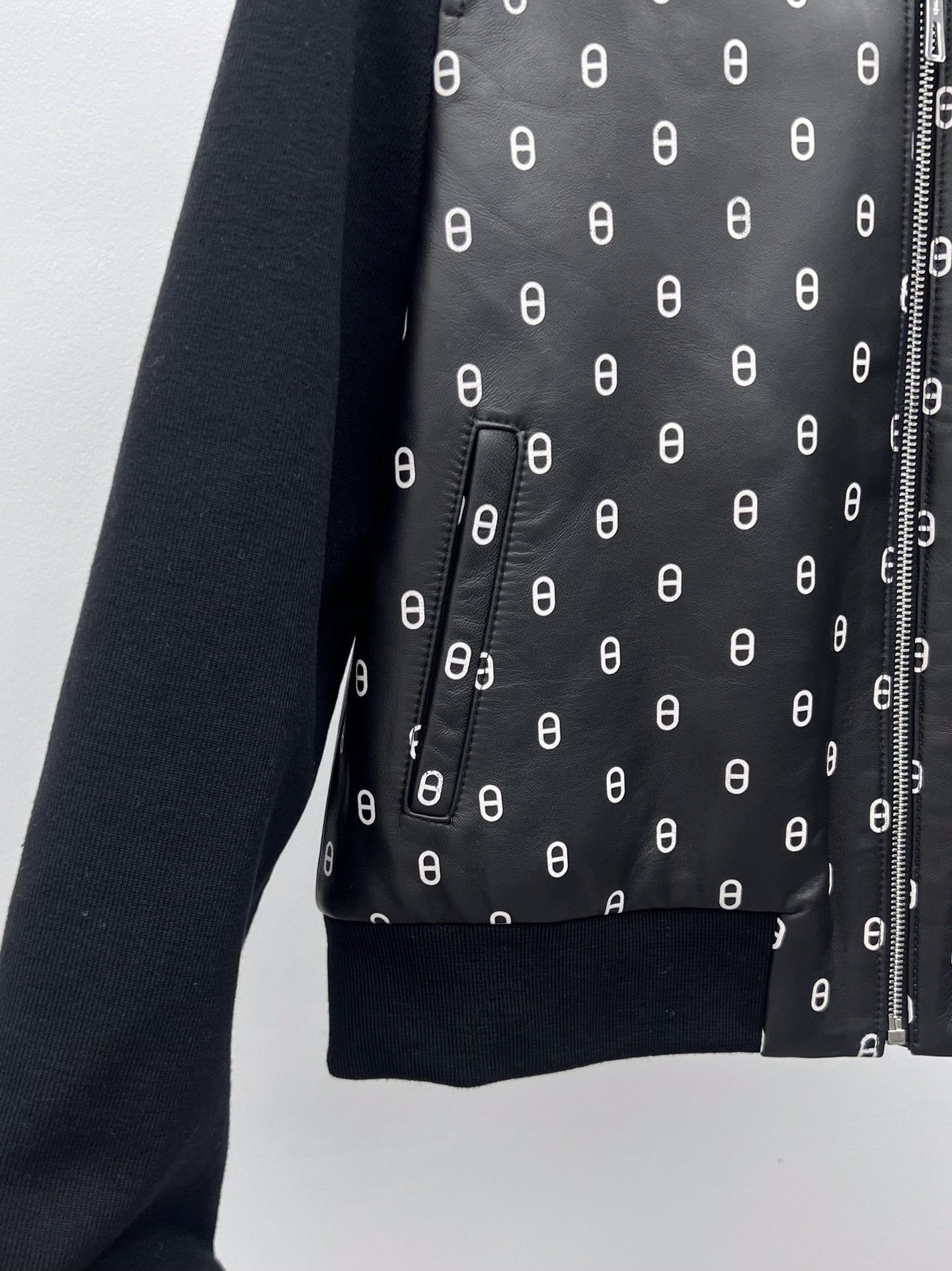 “Herme Single-Rate Female Suit with Pig’s Nose Tweezers: Luxury Lamb Skin Baseball Jacket” - 图片 3