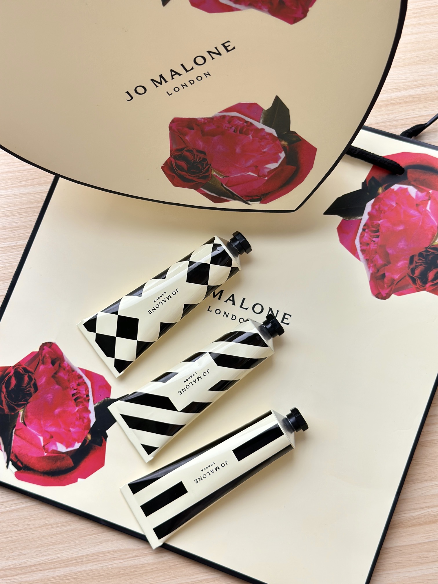 NO:810157,Jo Malone is a well-known brand in the fragrance industry. Many celebrities also like to use Jo Malone's fragrance products when walking on red carpets and attending events. The hand cream is small and convenient to take out in the summer!  !  !  A 30ml bottle is just right to put in a small bag. If your hands are dry after staying in an air-conditioned room for a long time, take it out, squeeze a little and apply it, and you will feel comfortable immediately. The key is to switch between 3 bottles and you will get a new scent every day. It is like opening a blind box, hahahaha!  Applying hand cream every day has become a joy~ The value for money and the feeling of use are really hard to choose!  !  !  , toiletries, perfume, satchels19860909祖玛珑这牌子 在香氛界那可是响当当的存在 好多明星走红毯、参加活动时 也爱用祖玛珑的香氛产品 护手霜小小一支夏天带出门也方便！！！ 30ml一支 放小挎包里正合适,空调房待久了手干 掏出来挤一点涂涂,立马就舒服了 关键是3支换着用天天都有新香味儿 跟开盲盒似的哈哈哈哈！ 每天涂护手霜都成了件开心事～ 这性价比,这使用感,真没挑儿！！！,洗护用品香水,satchels,accessory