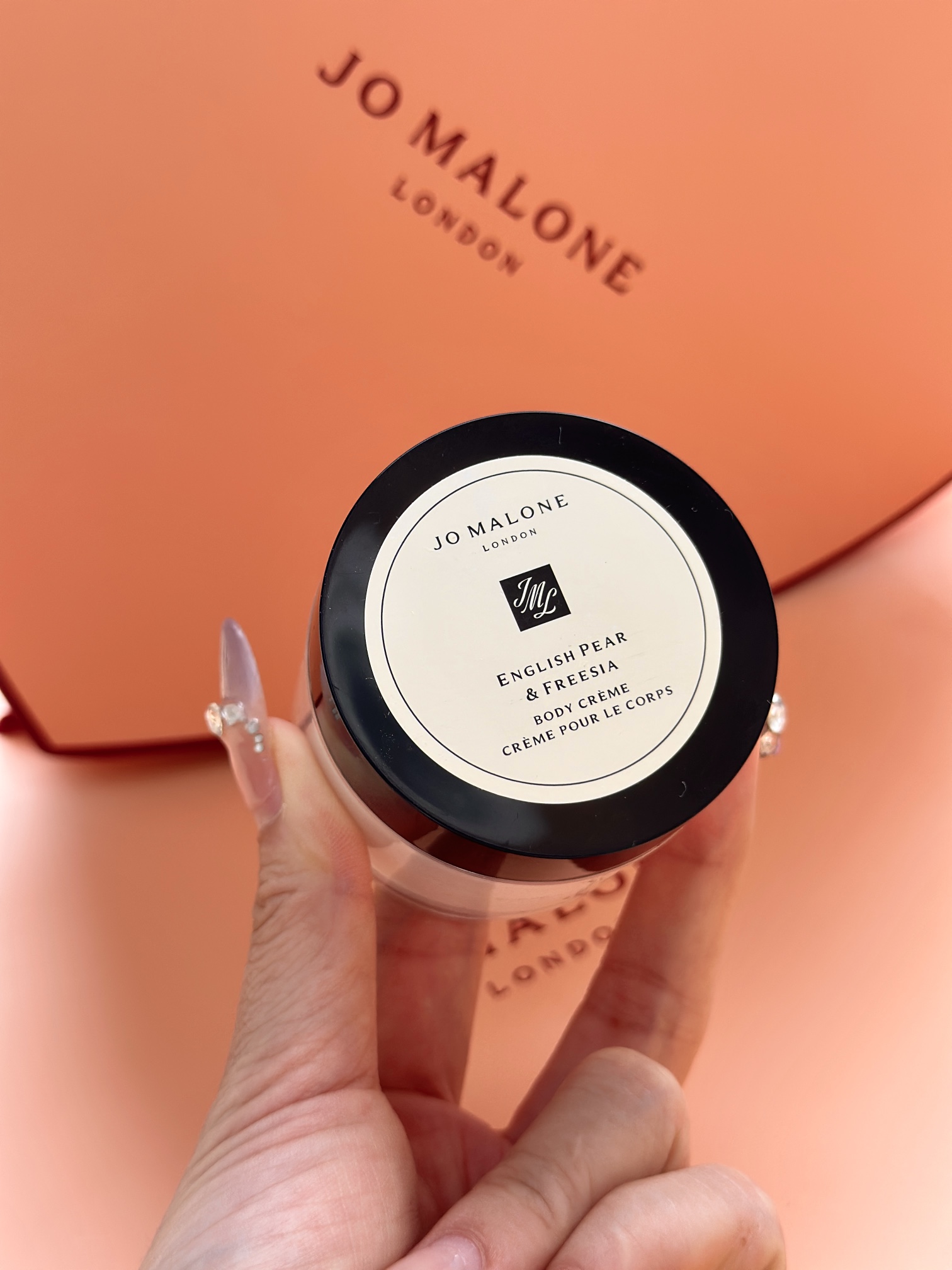 NO:810156,Anyone who uses this body lotion knows!  !  !  Very easy to use!  !  I really can’t live without her when the season changes!  !  Girls are so demanding!  For dry skin!  This is true love!  !  The repair ability is very good!  !  !  The texture is not greasy either!  , toiletries, perfumes19860909这个身体乳谁用谁知道！！！ 非常好用！！ 换季的时候真的不能没有她！！ 女孩子太刚需了！ 对于干皮来说！这个真爱！！ 修复能力非常好！！！ 质地也不油腻！,洗护用品香水,accessory