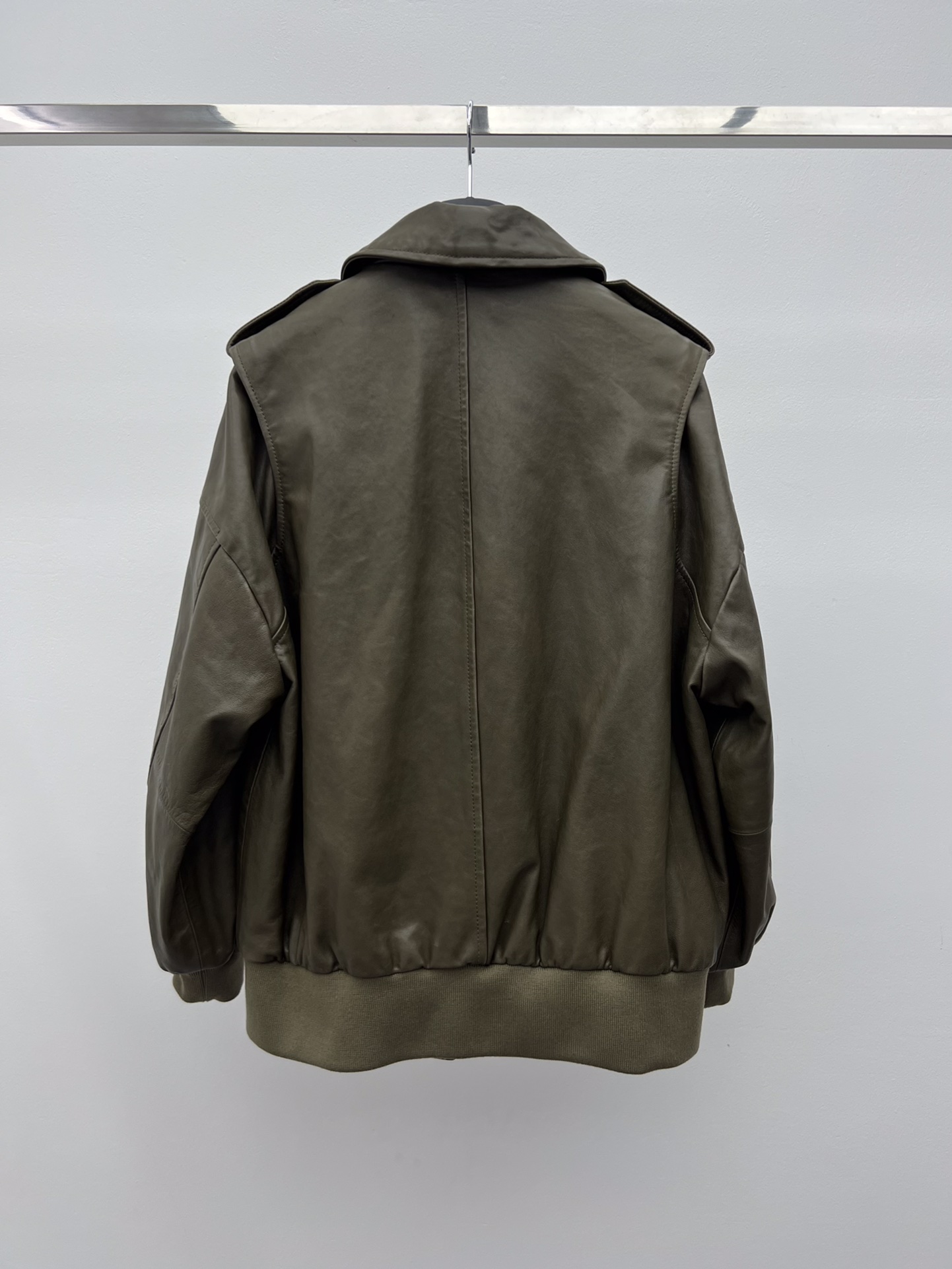 “Green Sheepskin Pilot Jacket with Dustproof Bags by Alexander McQueen” - 图片 6