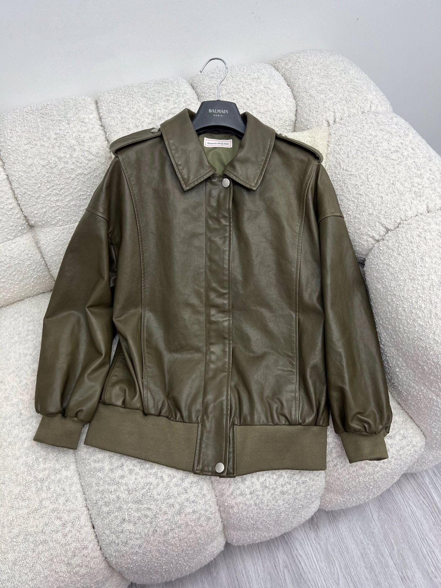 “Green Sheepskin Pilot Jacket with Dustproof Bags by Alexander McQueen” - 图片 8
