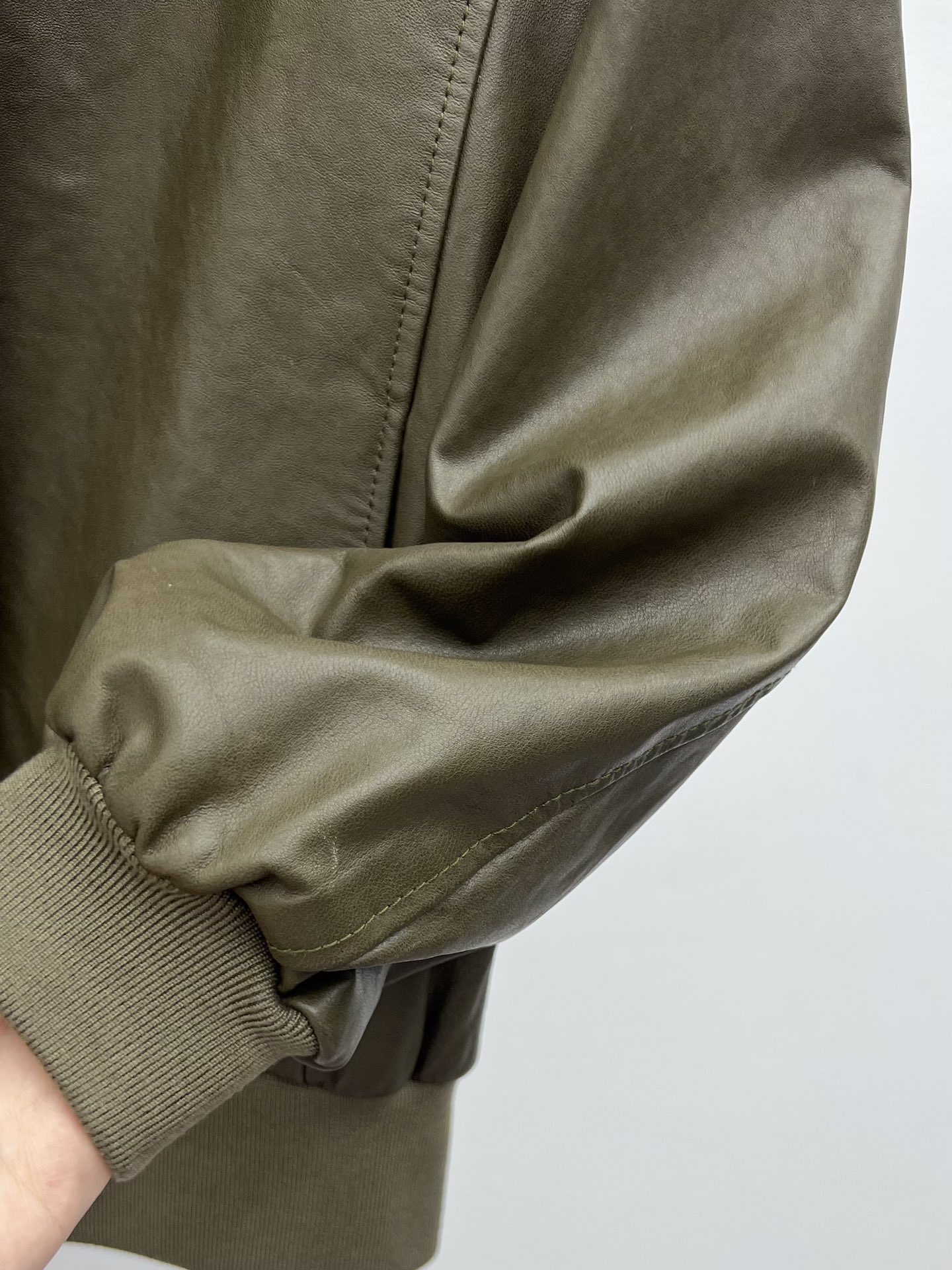 “Green Sheepskin Pilot Jacket with Dustproof Bags by Alexander McQueen” - 图片 4