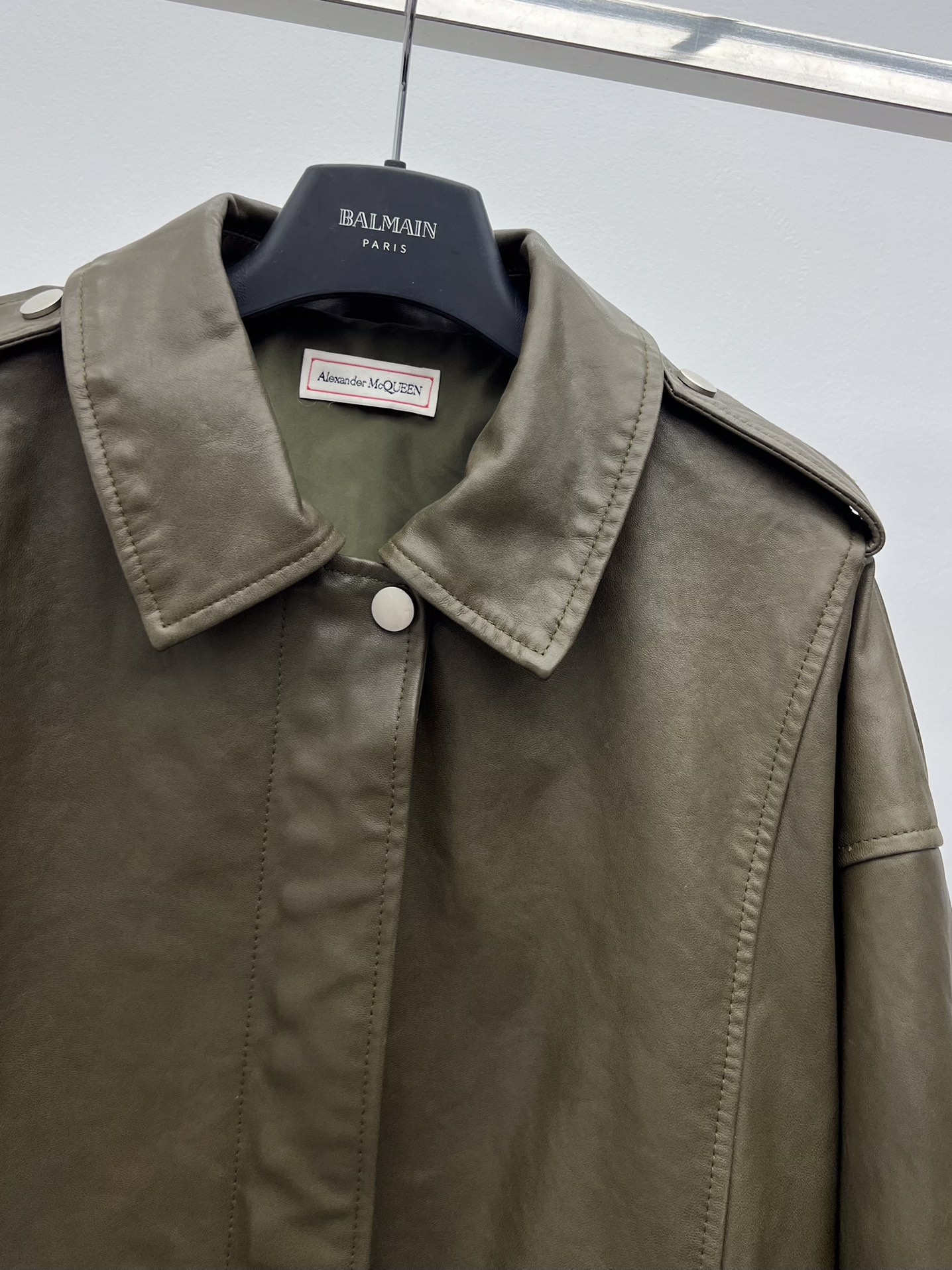 “Green Sheepskin Pilot Jacket with Dustproof Bags by Alexander McQueen” - 图片 2