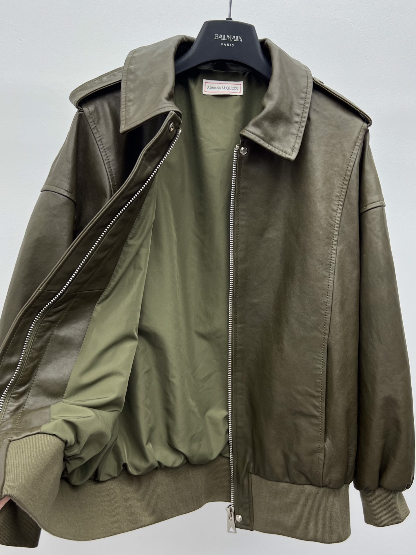“Green Sheepskin Pilot Jacket with Dustproof Bags by Alexander McQueen” - 图片 5