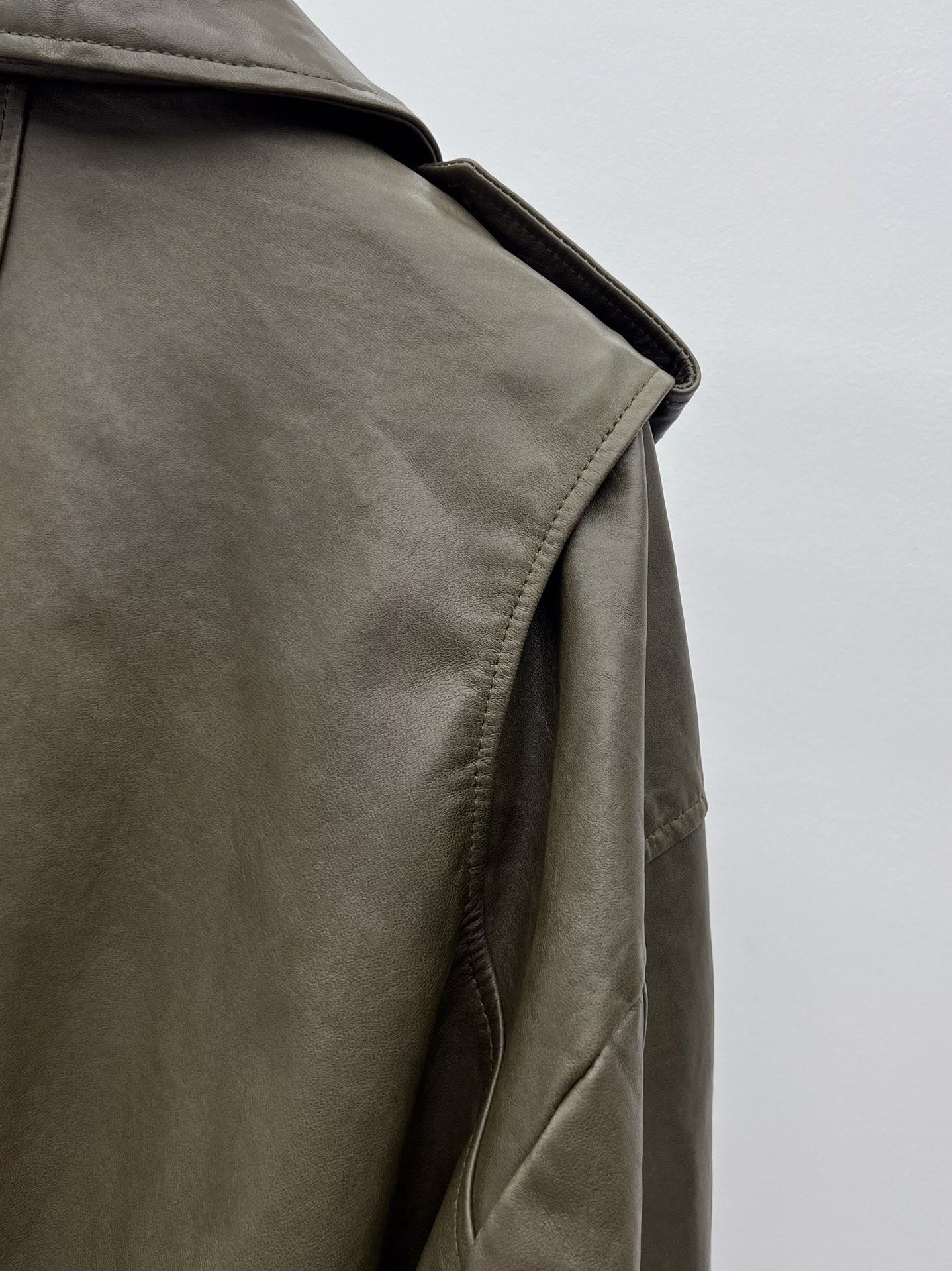 “Green Sheepskin Pilot Jacket with Dustproof Bags by Alexander McQueen” - 图片 7
