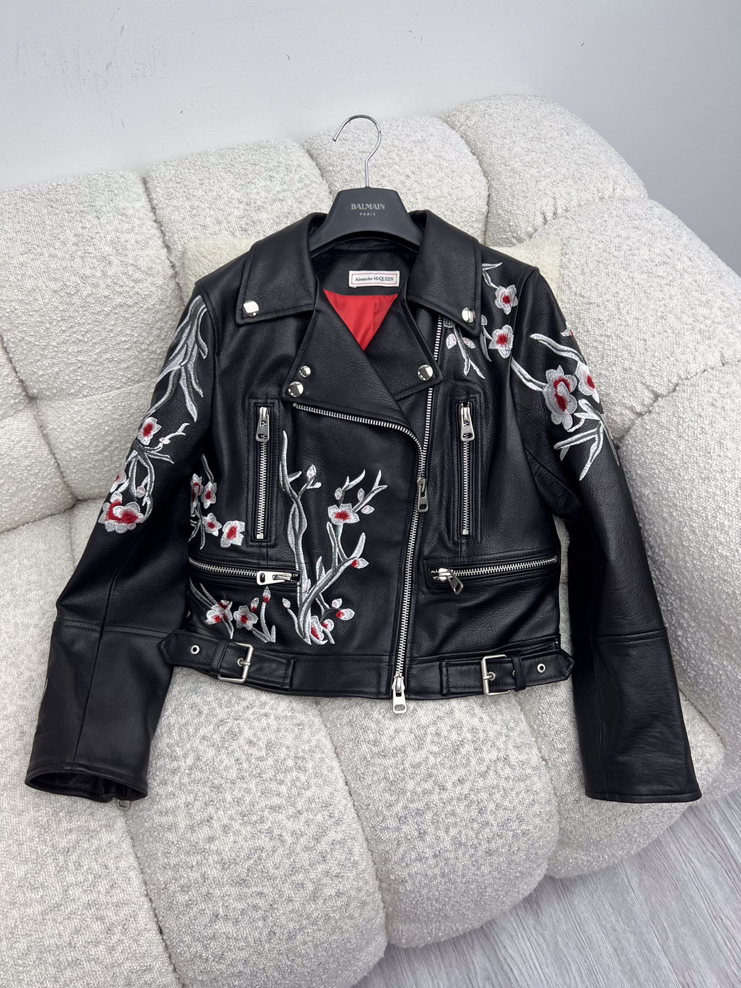 “Embroidered Leather Jacket by Alexander McQueen: Dustproof Bag and One-Size-Fits-All Suit” - 图片 8