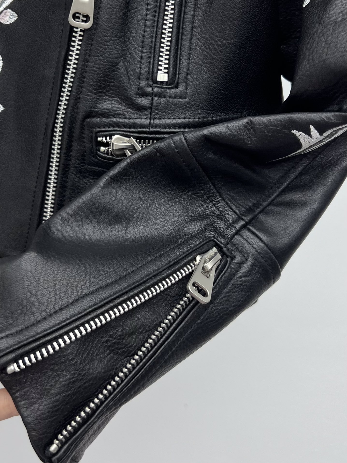 “Embroidered Leather Jacket by Alexander McQueen: Dustproof Bag and One-Size-Fits-All Suit” - 图片 5